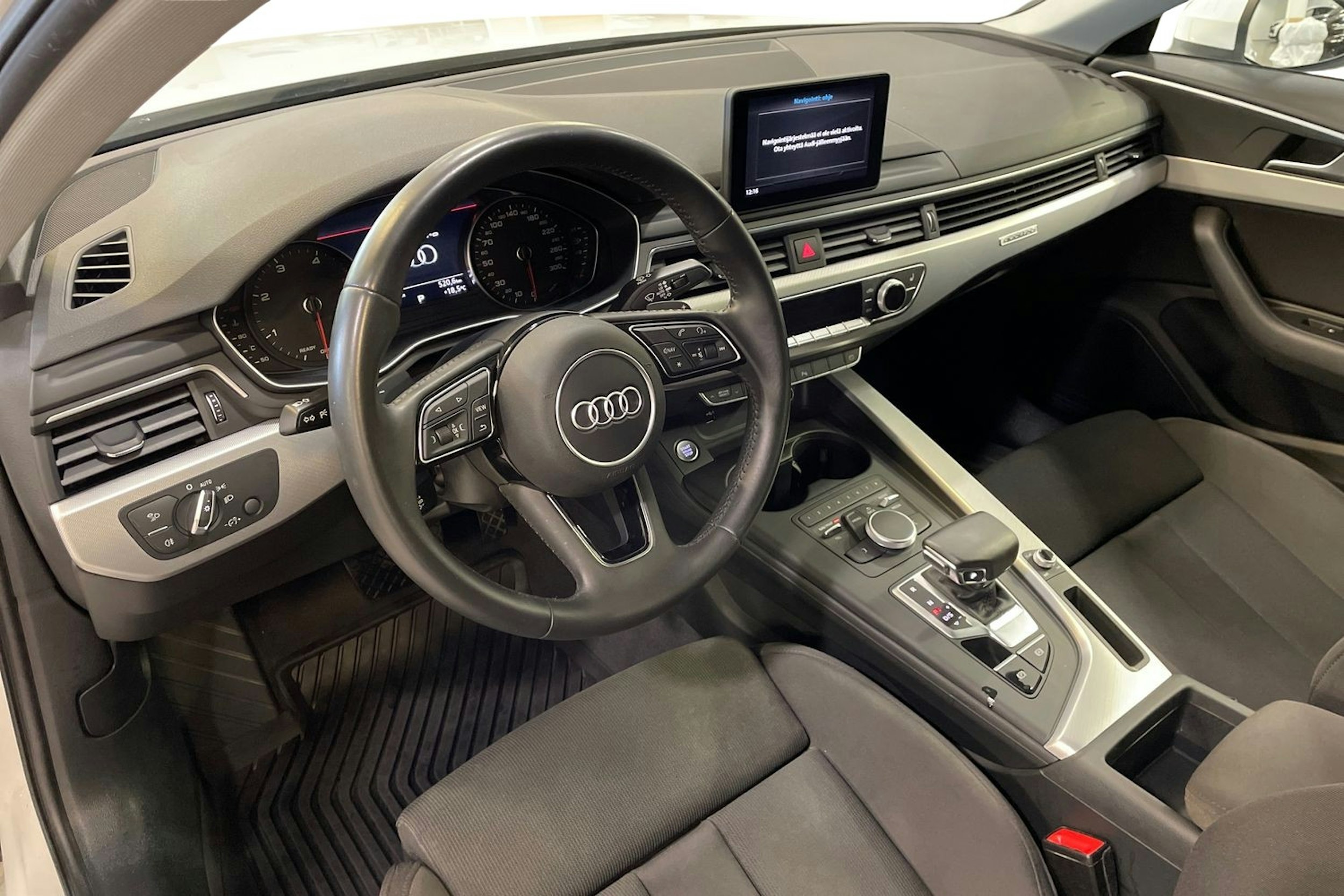 valkoinen Audi A4 2018 kuva 7.
