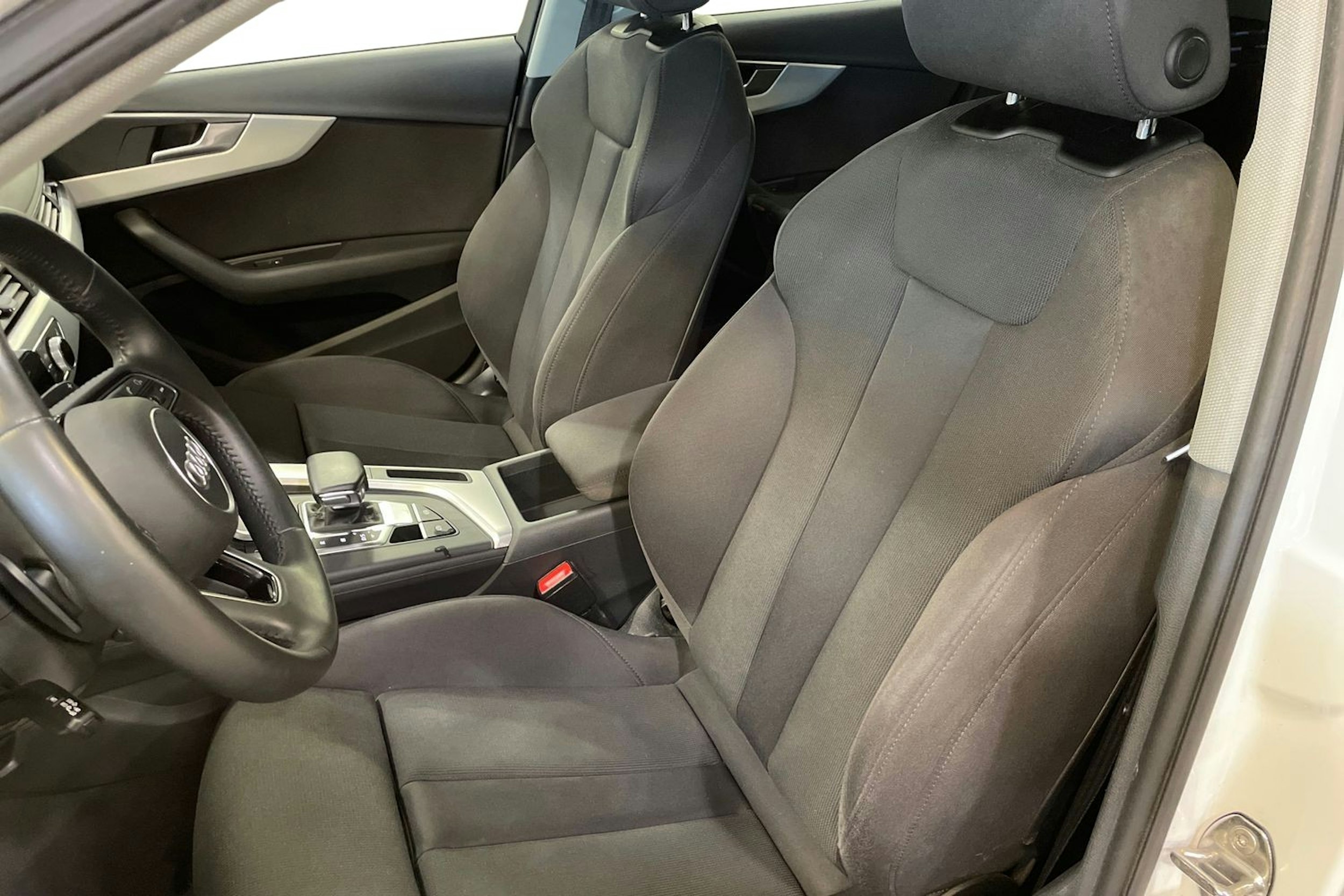 valkoinen Audi A4 2018 kuva 10.