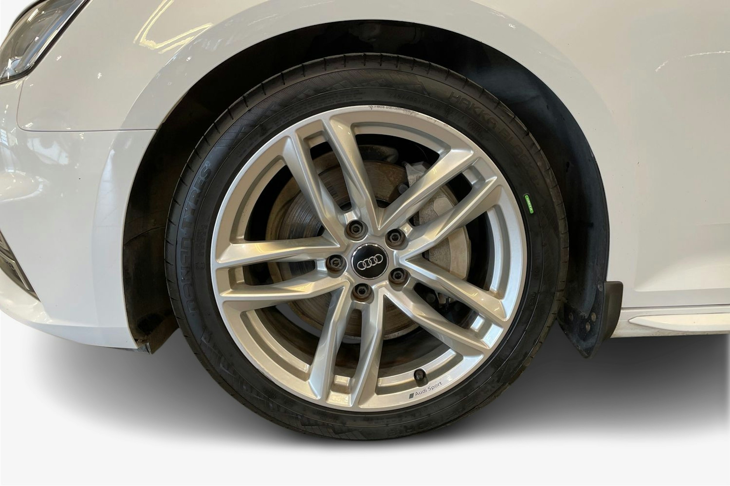 valkoinen Audi A4 2018 kuva 11.