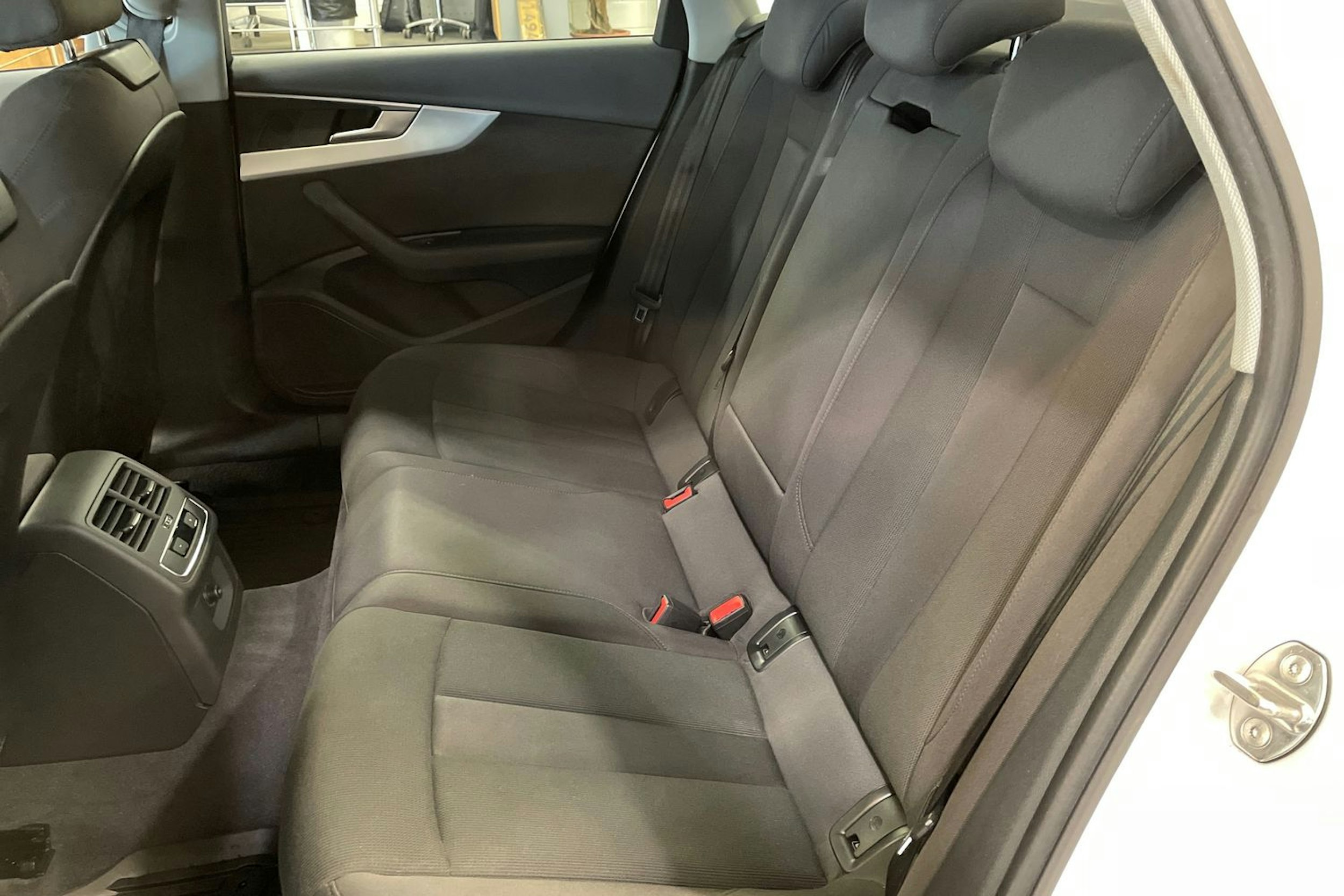 valkoinen Audi A4 2018 kuva 14.