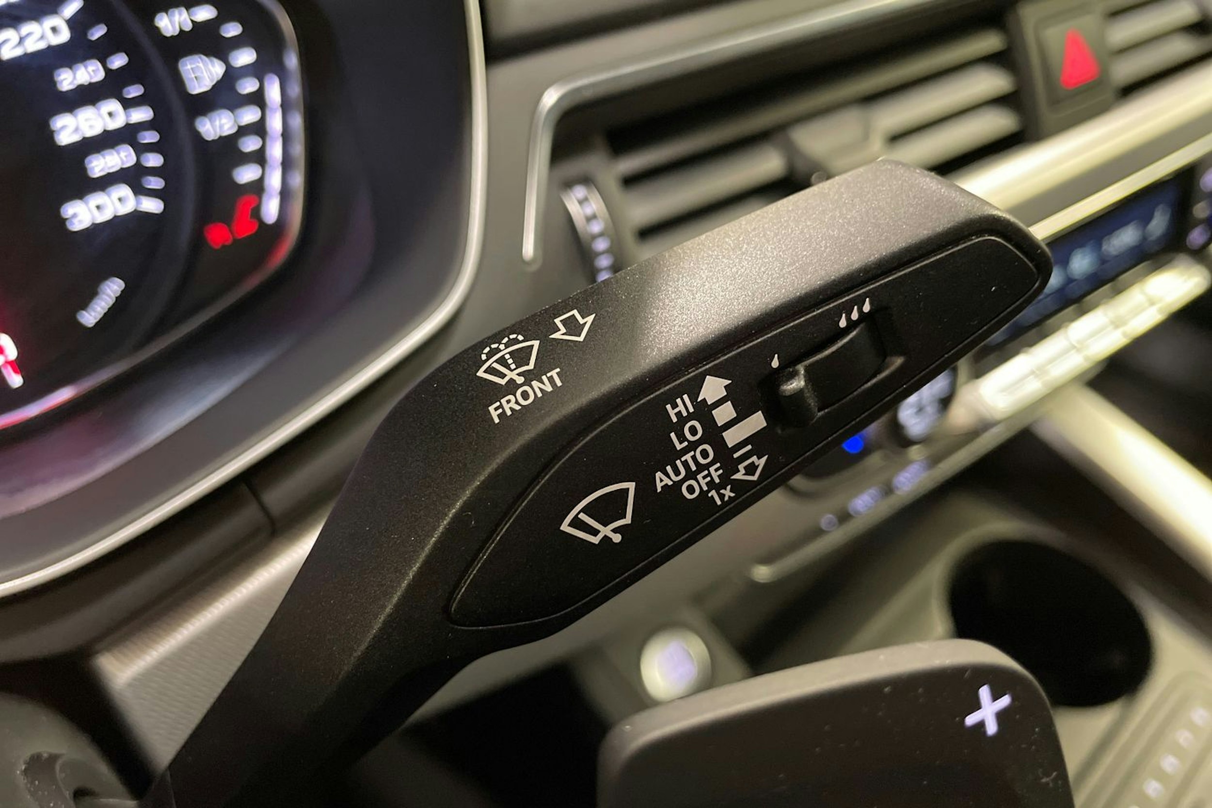 valkoinen Audi A4 2018 kuva 16.