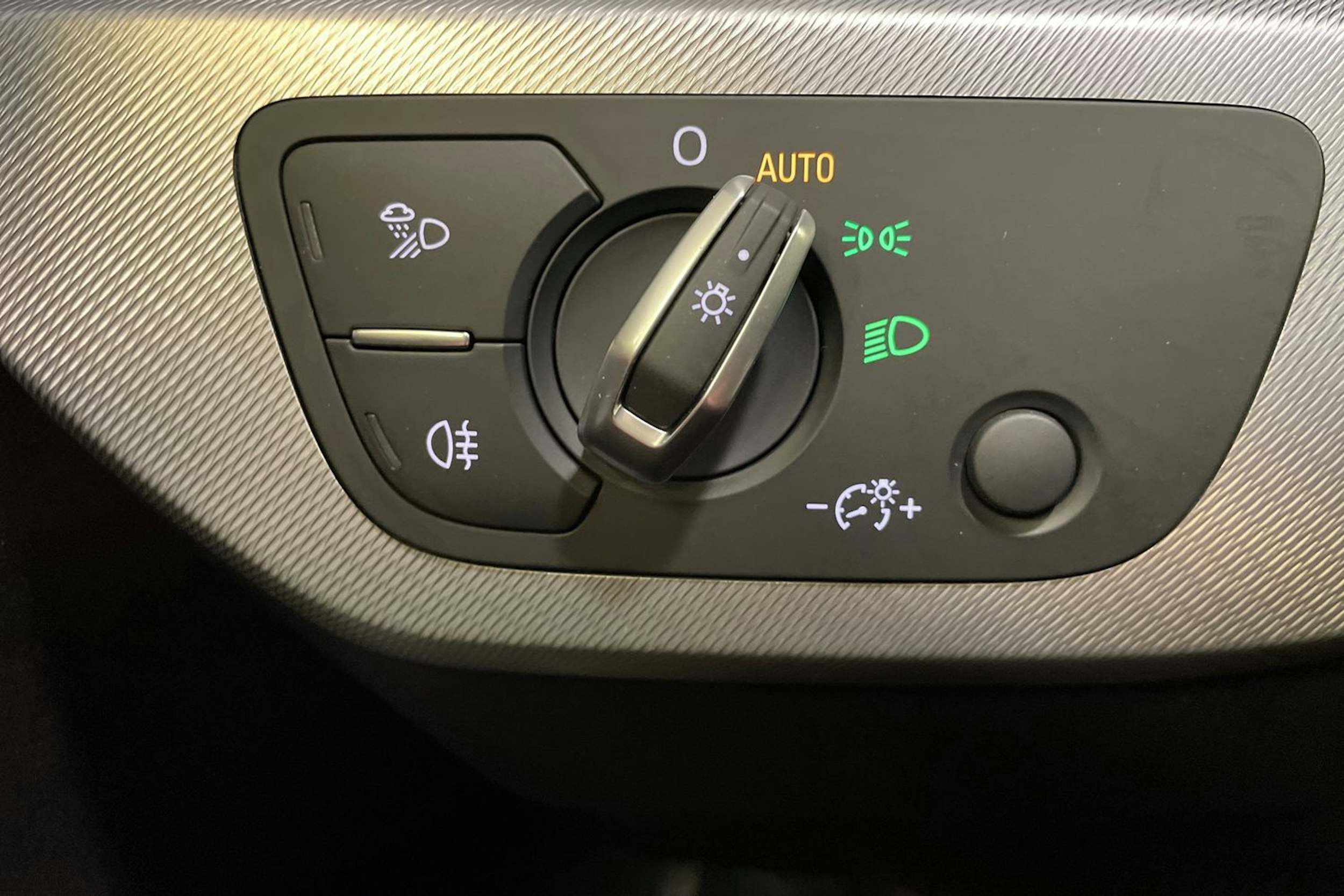 valkoinen Audi A4 2018 kuva 19.