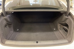 valkoinen Audi A4 2018 kuva 22.