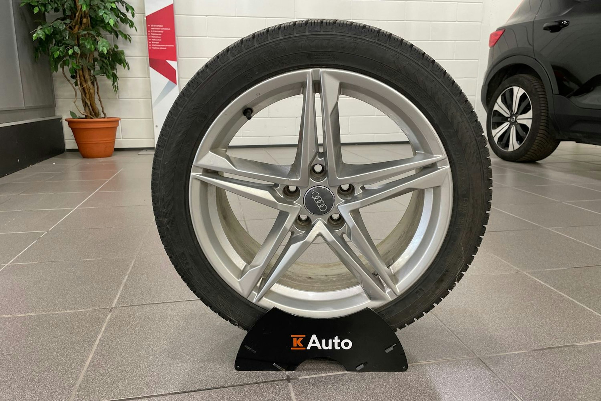 valkoinen Audi A4 2018 kuva 24.