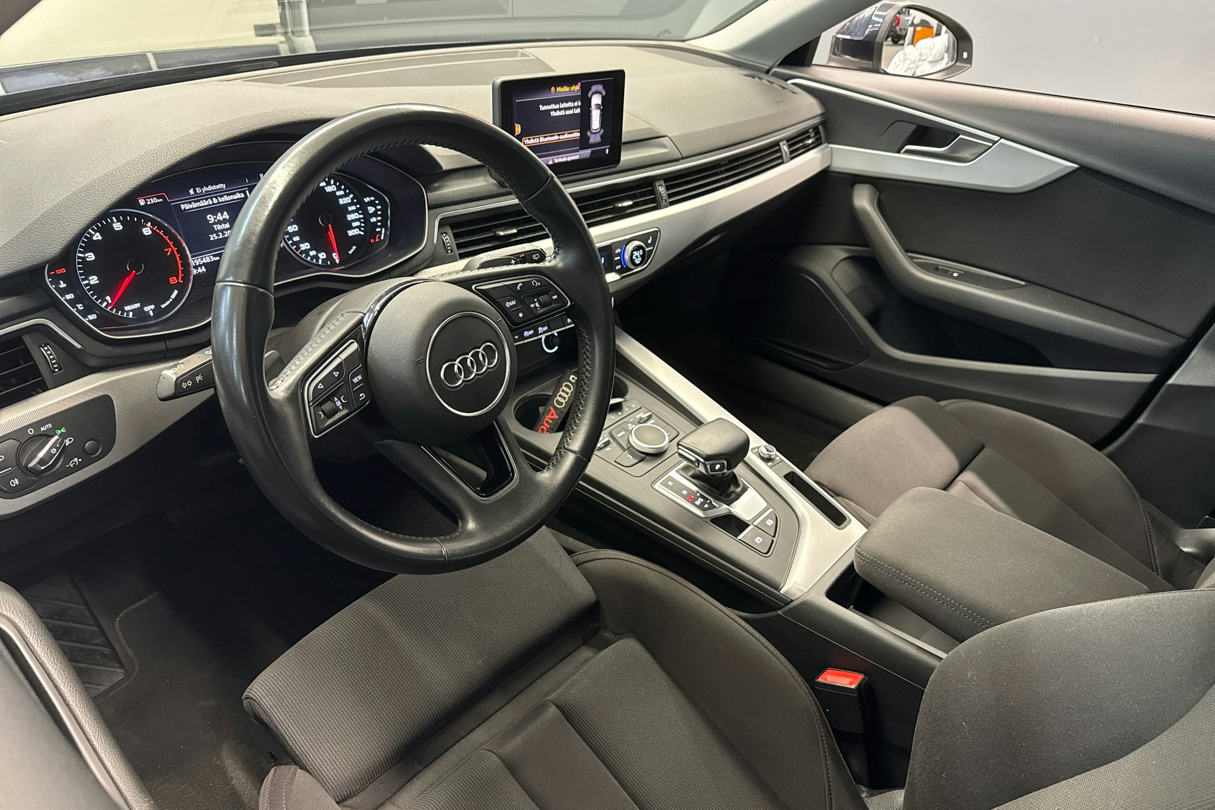 Sininen Audi A4 2018 kuva 6.