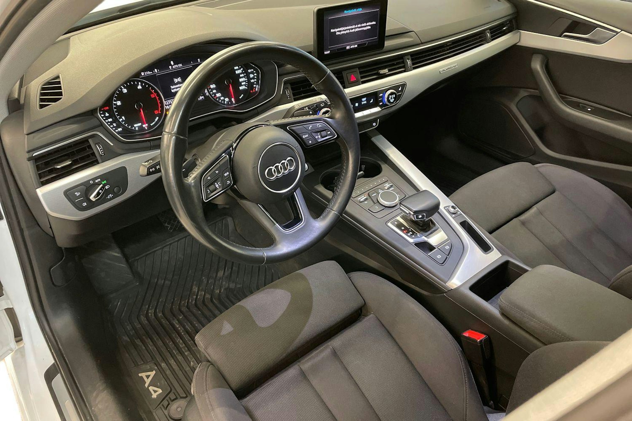 valkoinen Audi A4 2018 kuva 6.