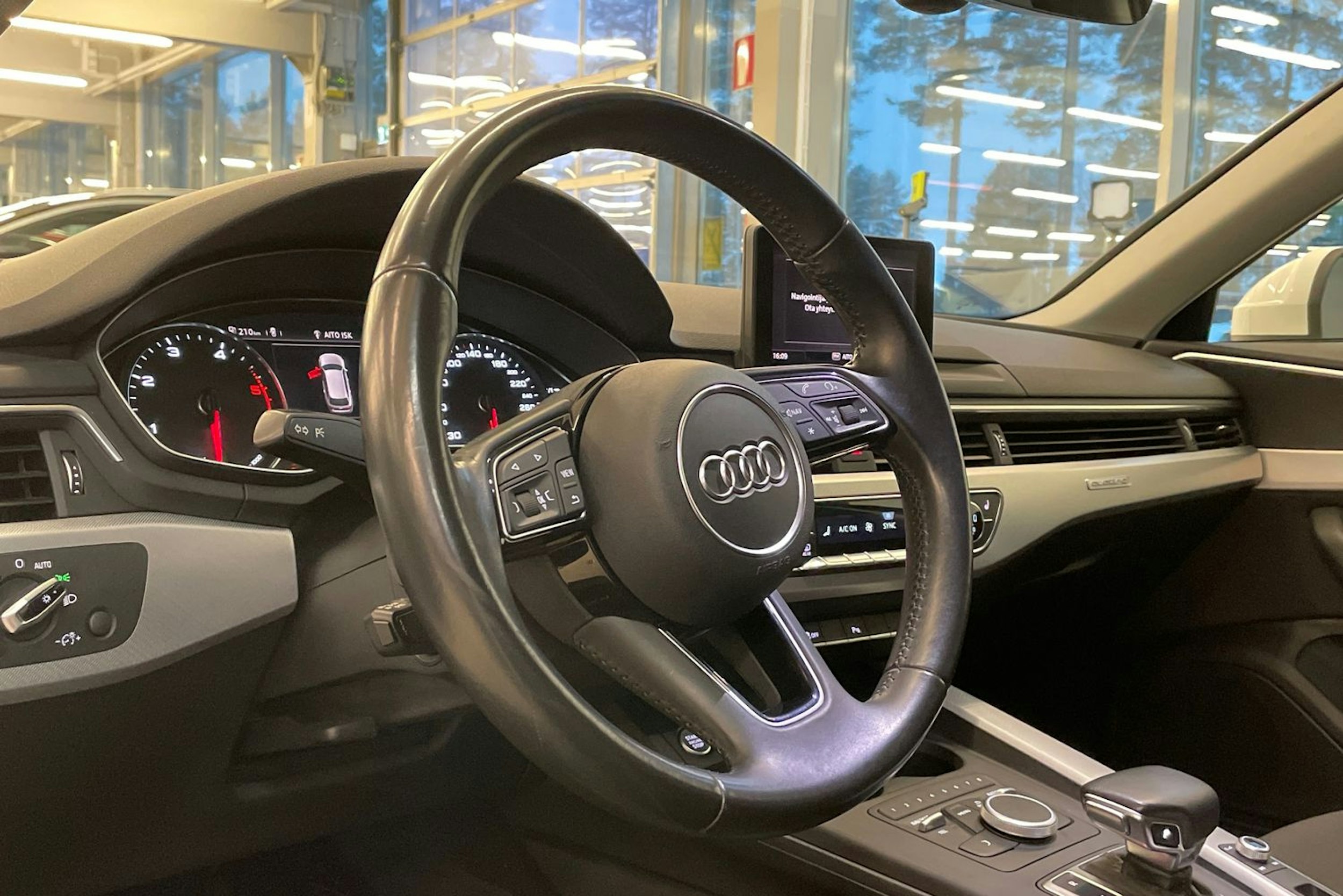 valkoinen Audi A4 2018 kuva 11.