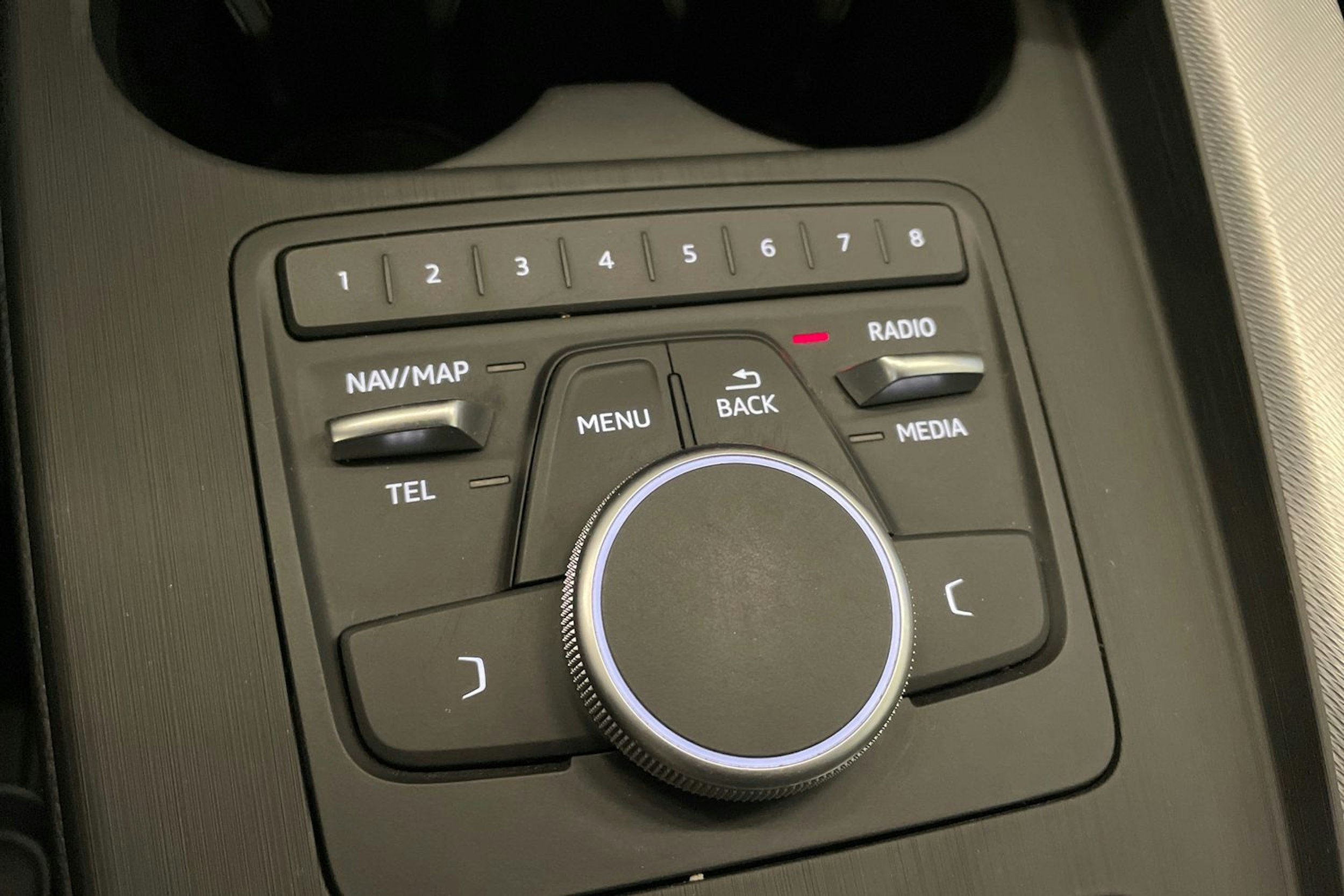 valkoinen Audi A4 2018 kuva 19.