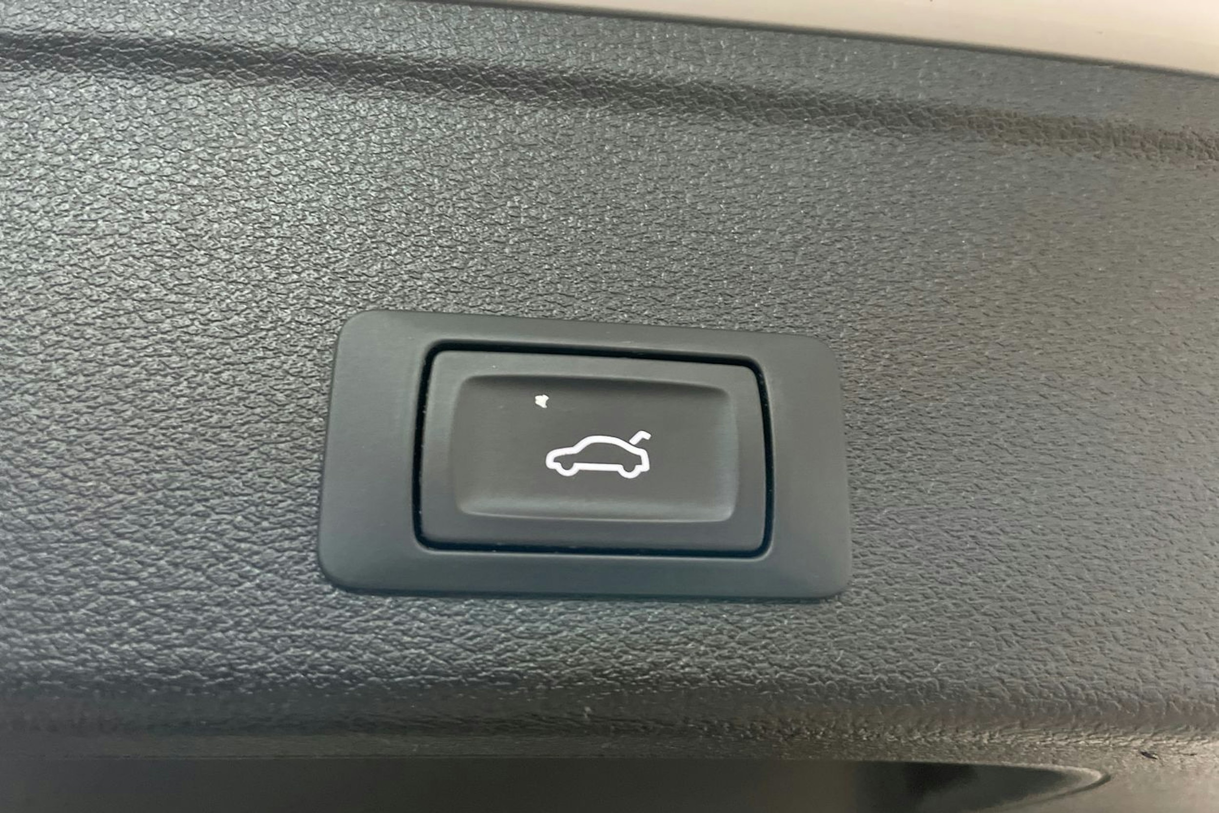 valkoinen Audi A4 2018 kuva 22.