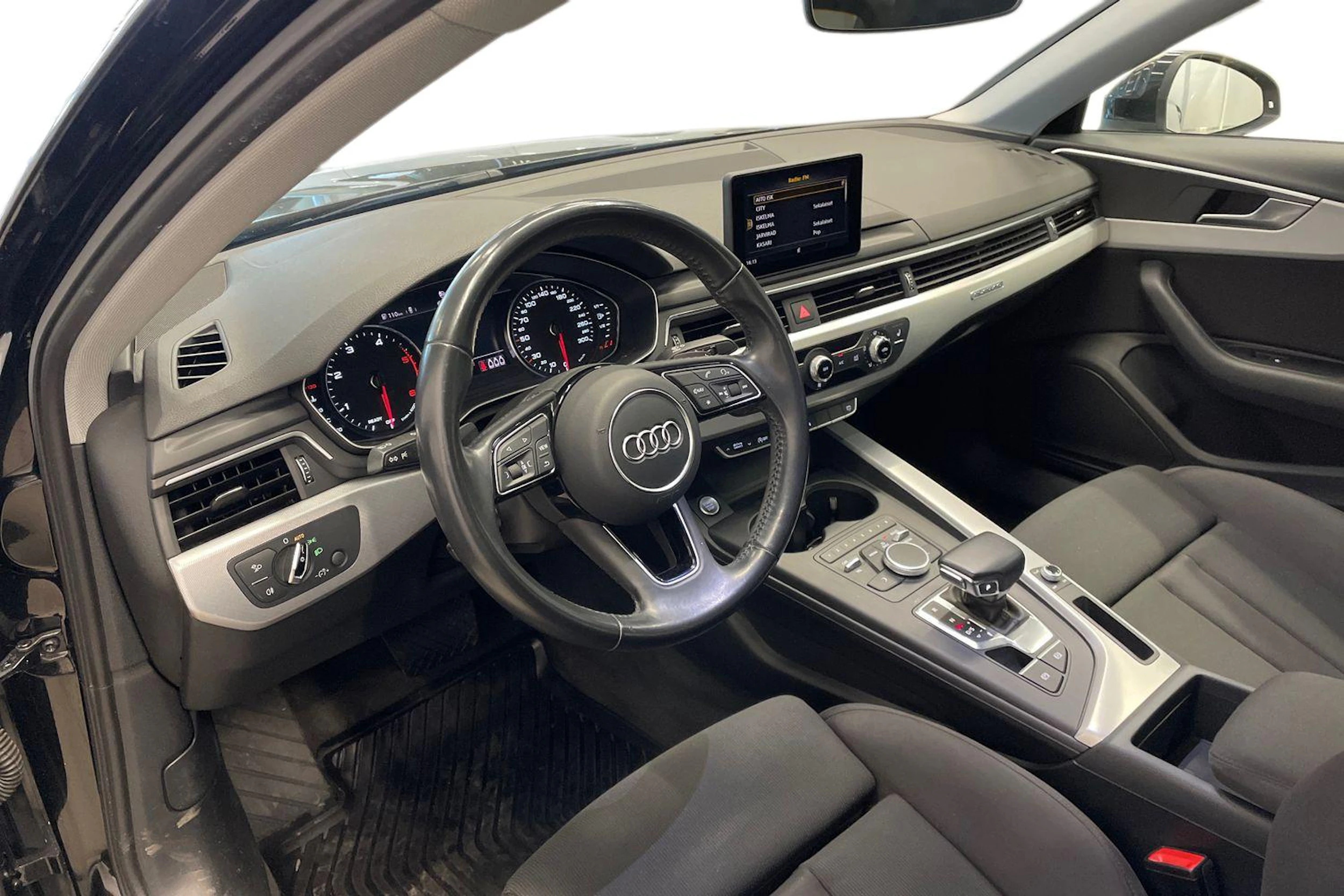 Musta Audi A4 2018 kuva 6.
