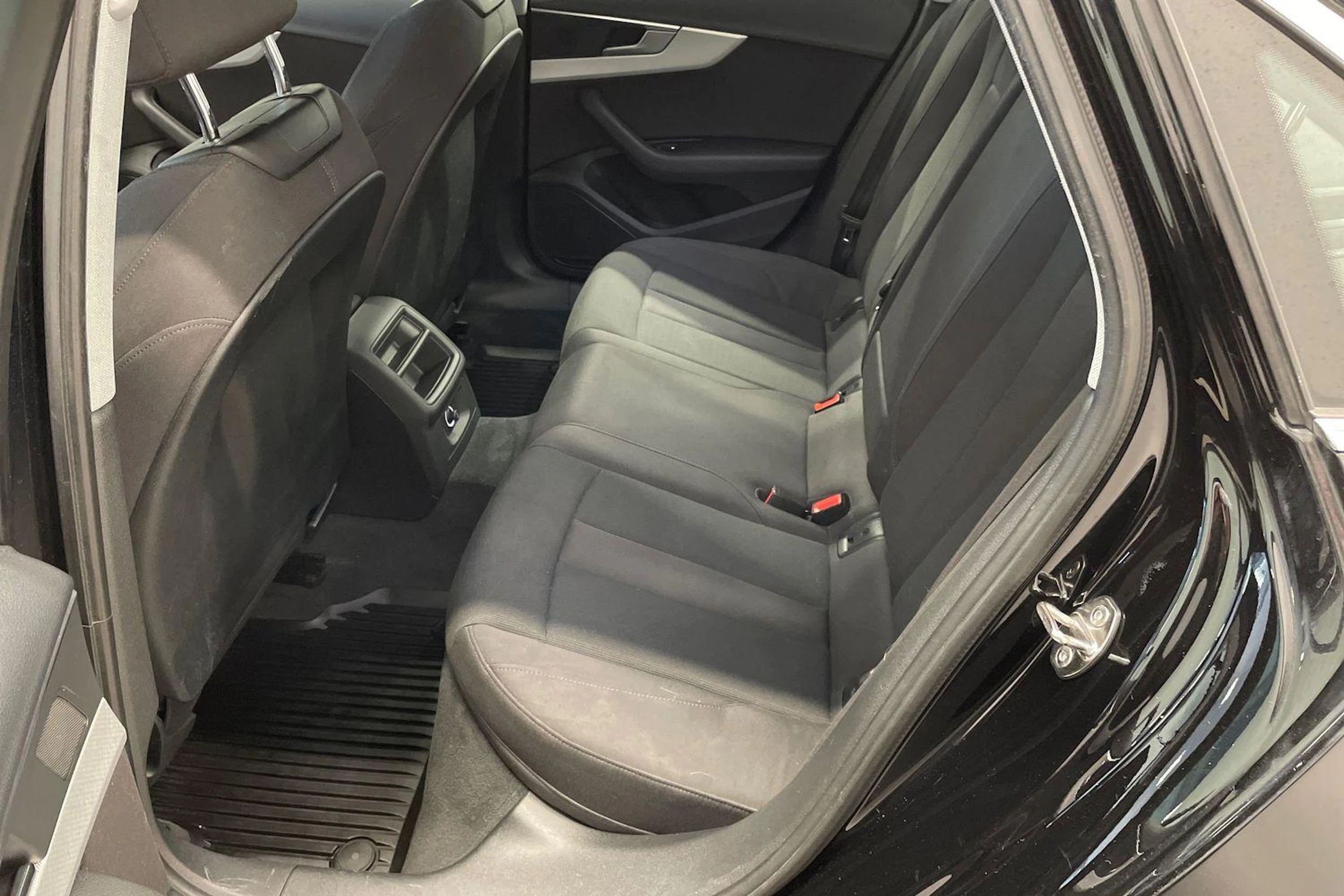 Musta Audi A4 2018 kuva 8.