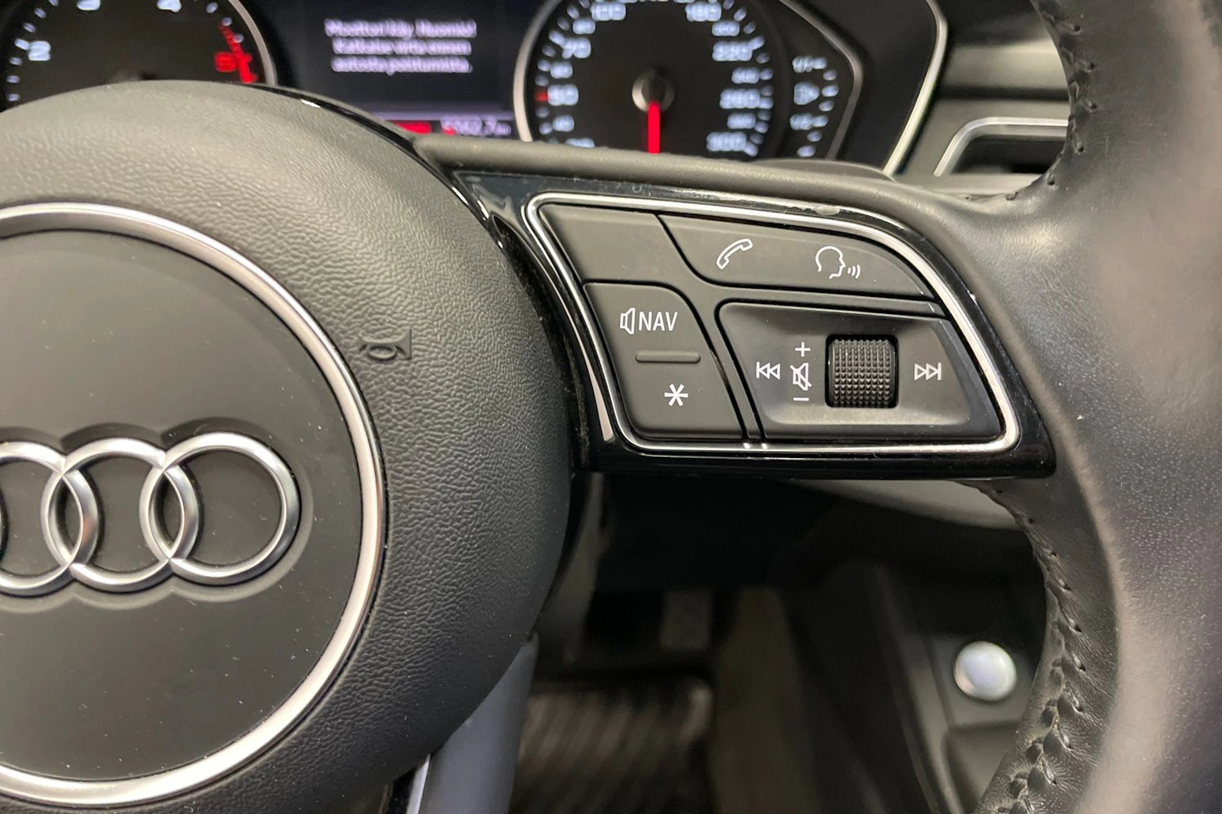 Musta Audi A4 2018 kuva 12.