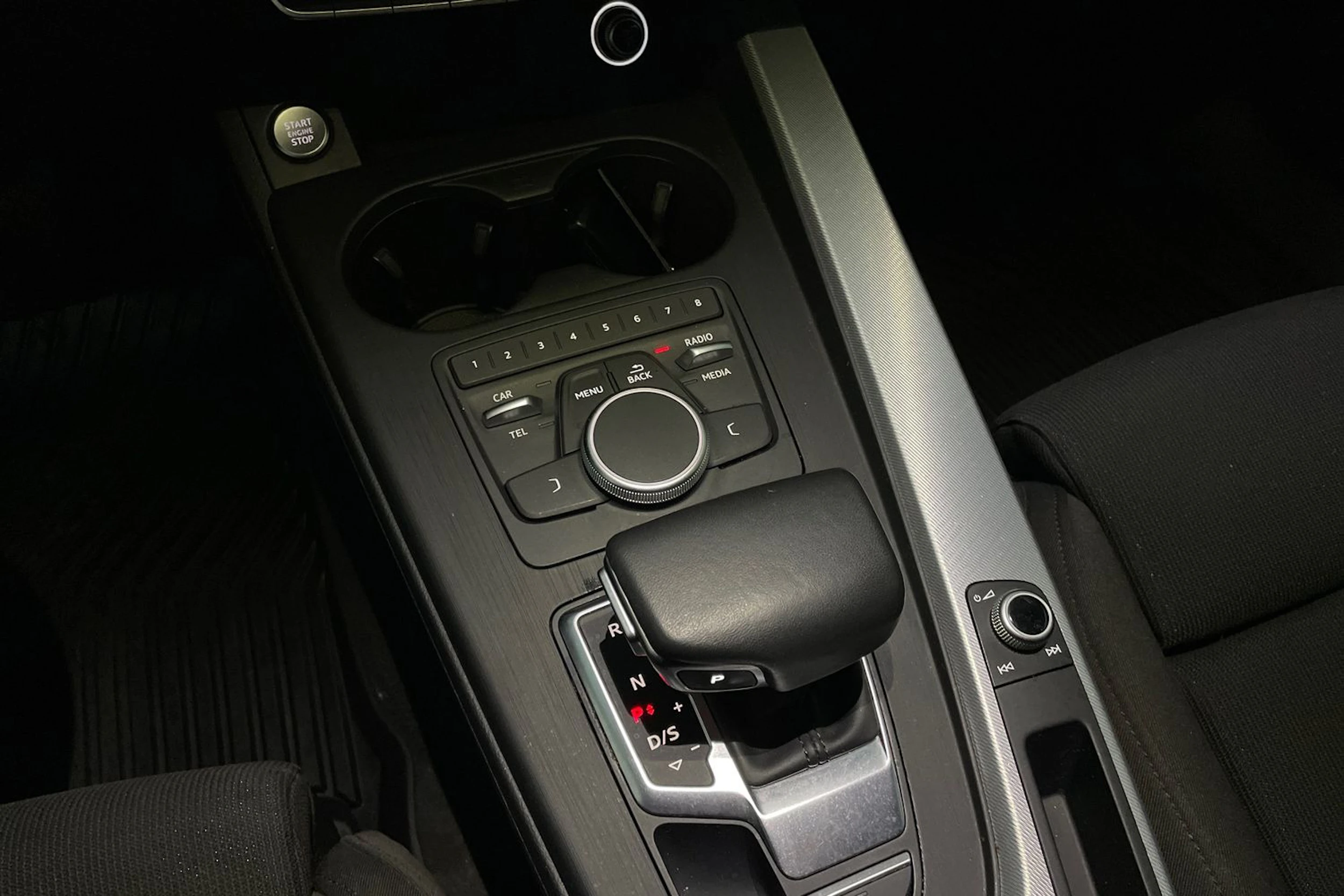 Musta Audi A4 2018 kuva 14.