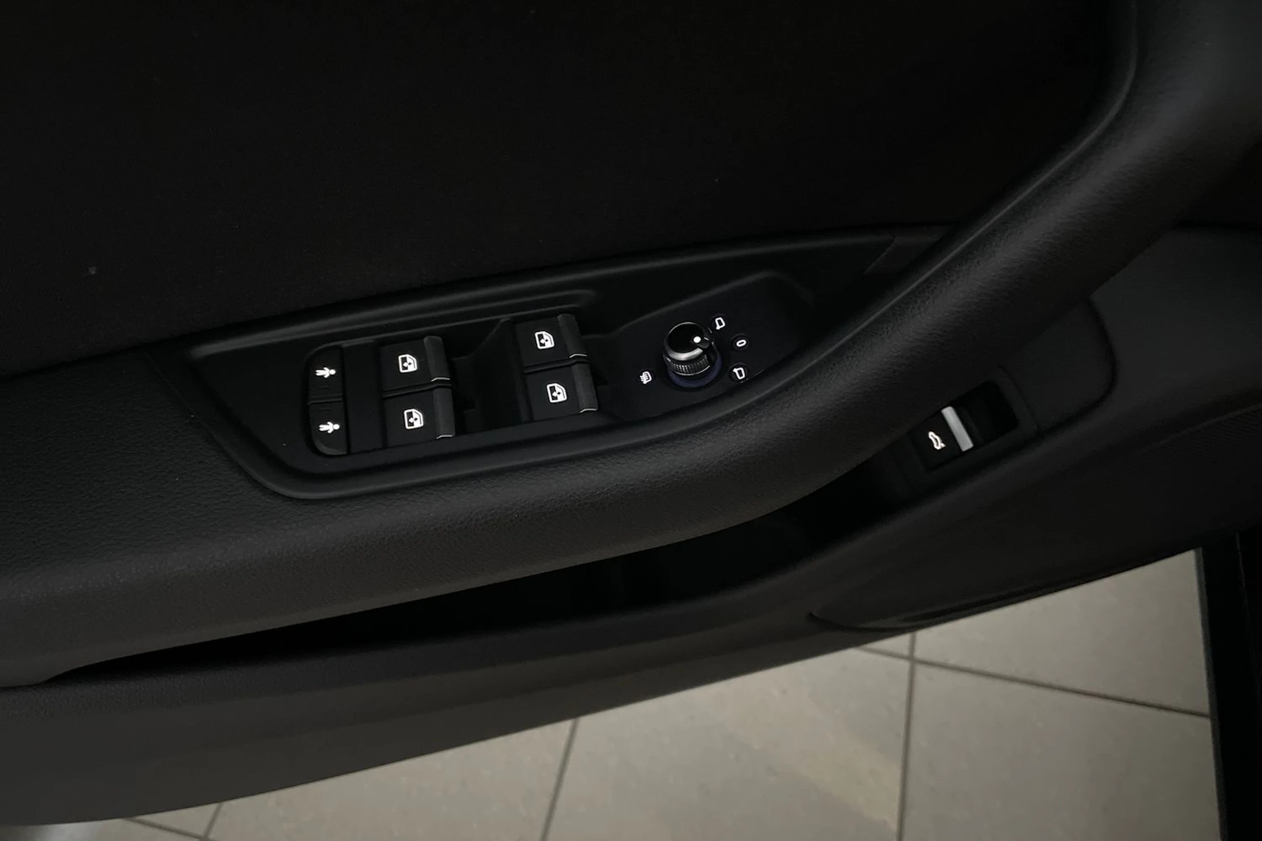 Musta Audi A4 2018 kuva 16.