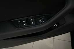 Musta Audi A4 2018 kuva 16.