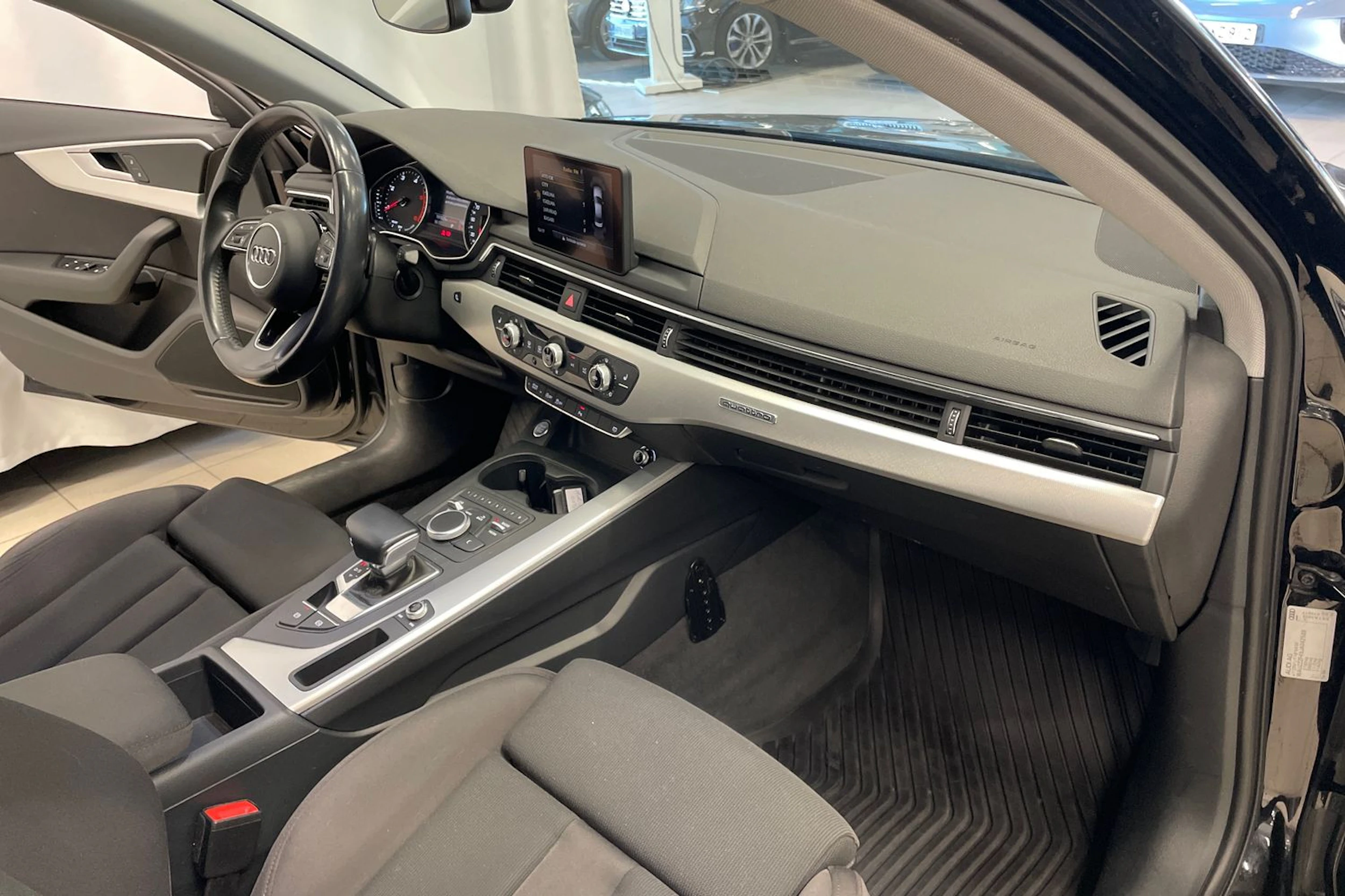 Musta Audi A4 2018 kuva 21.
