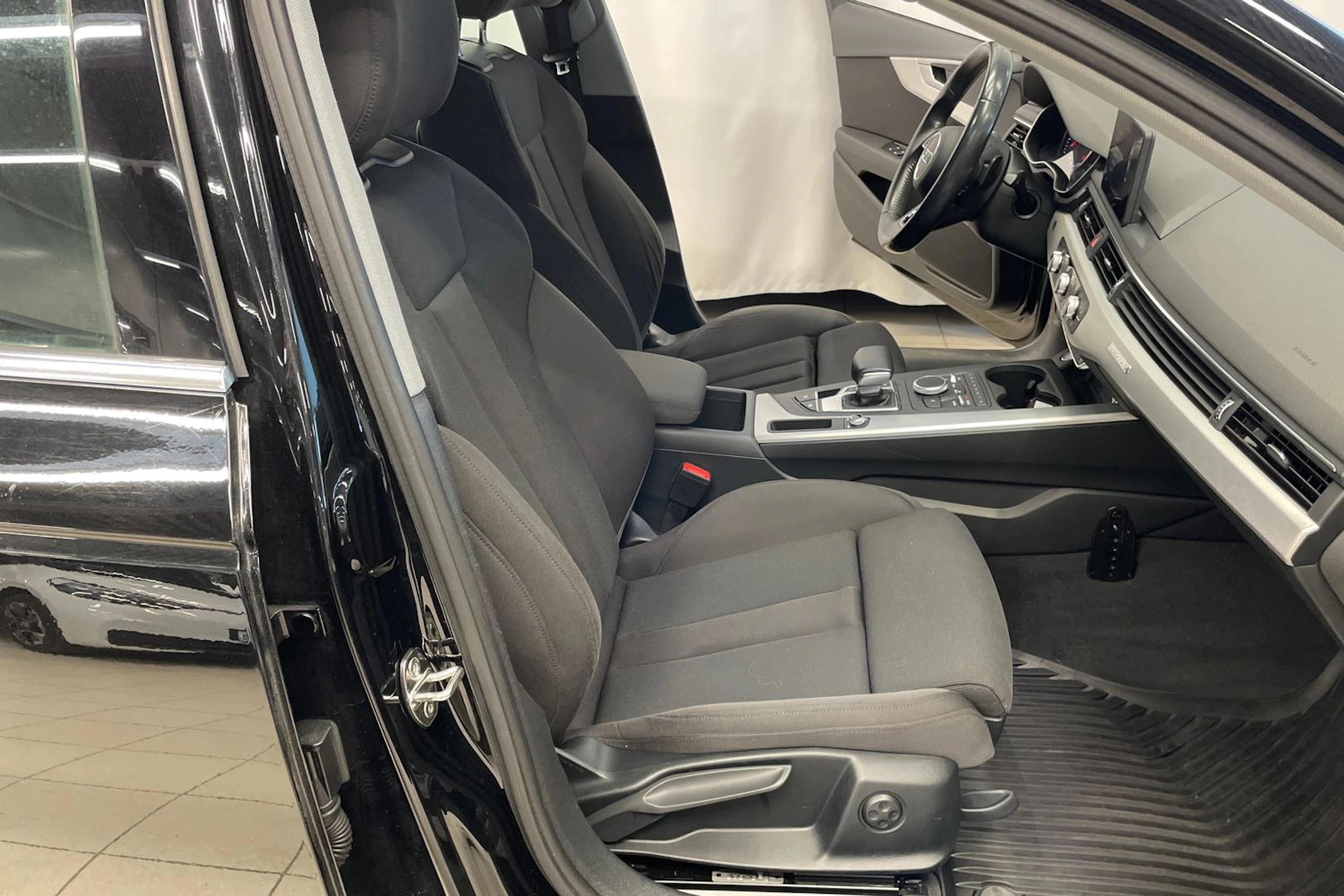 Musta Audi A4 2018 kuva 22.