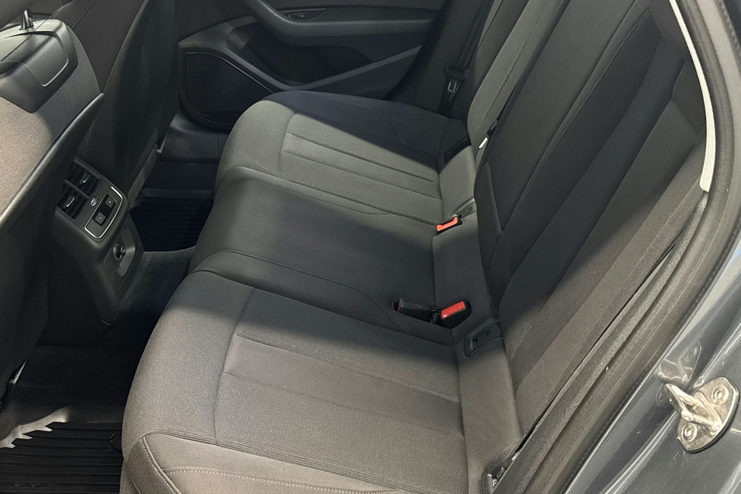 harmaa Audi A4 2018 kuva 10.