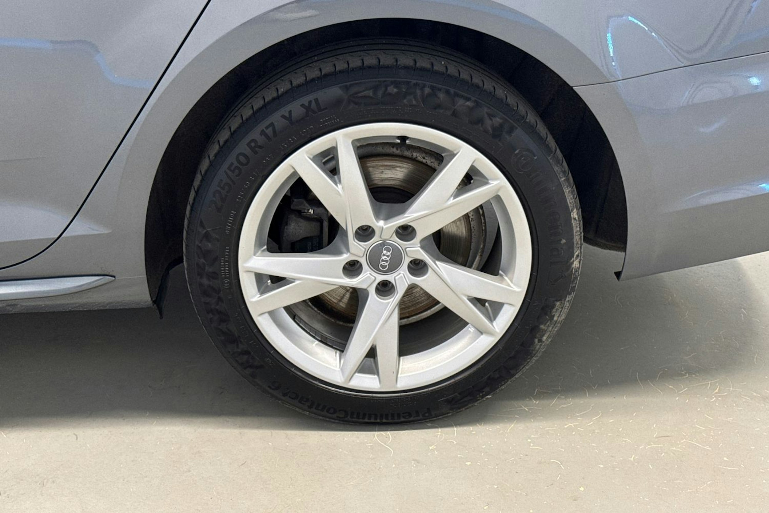 harmaa Audi A4 2018 kuva 13.