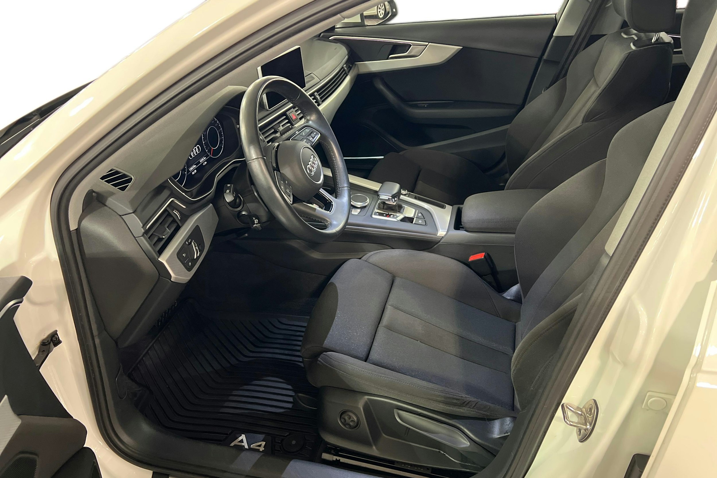 valkoinen Audi A4 2018 kuva 6.