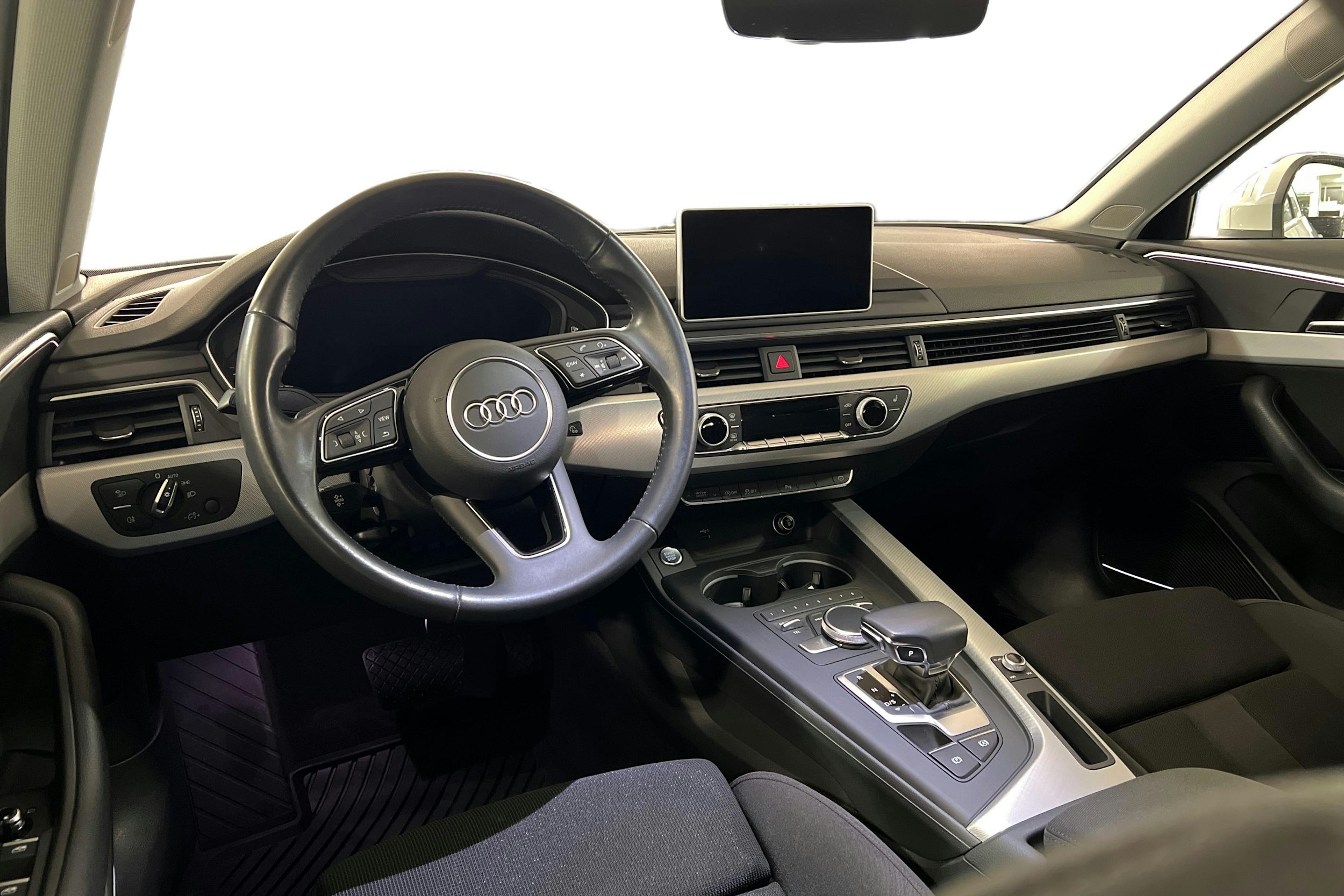 valkoinen Audi A4 2018 kuva 7.