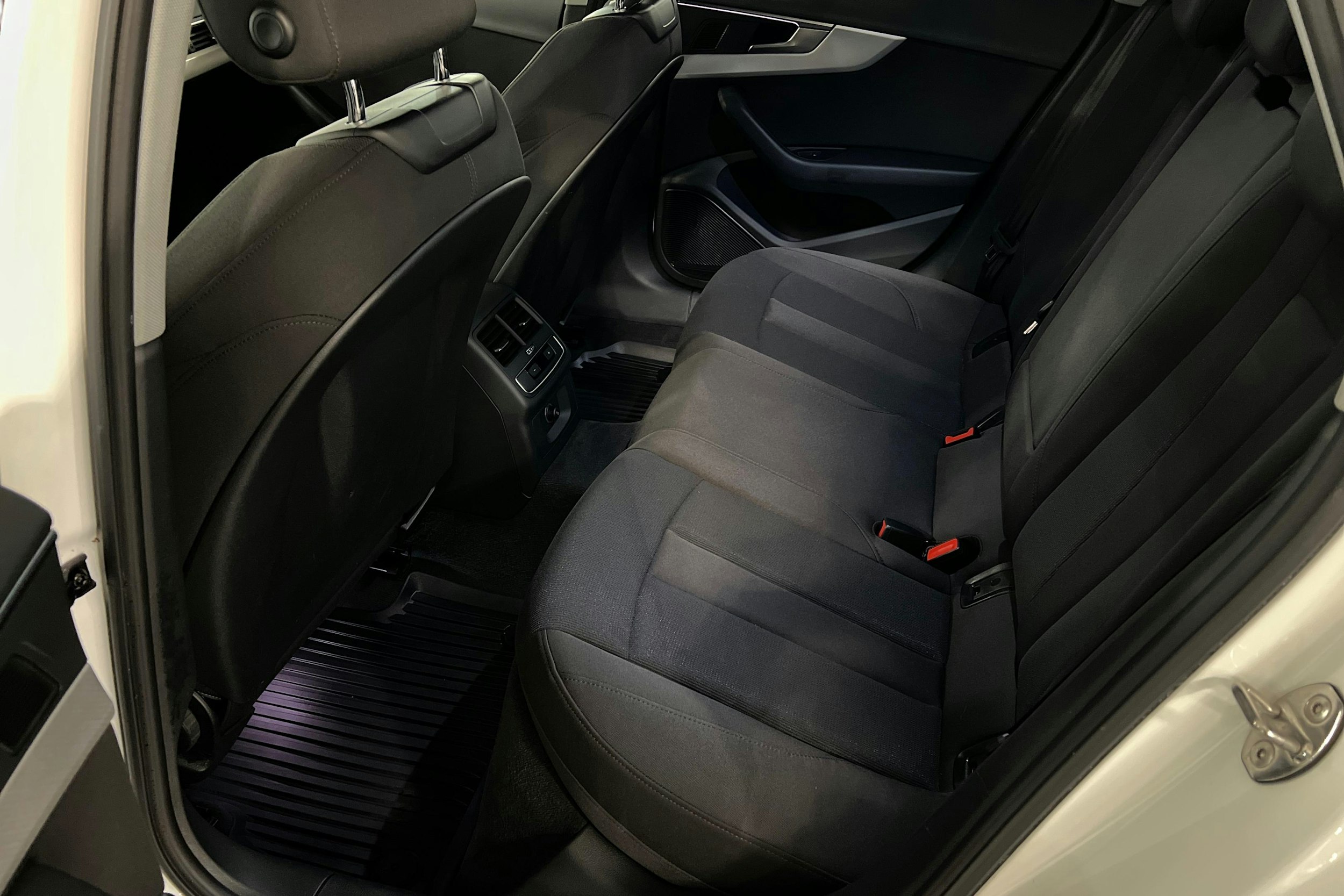 valkoinen Audi A4 2018 kuva 8.