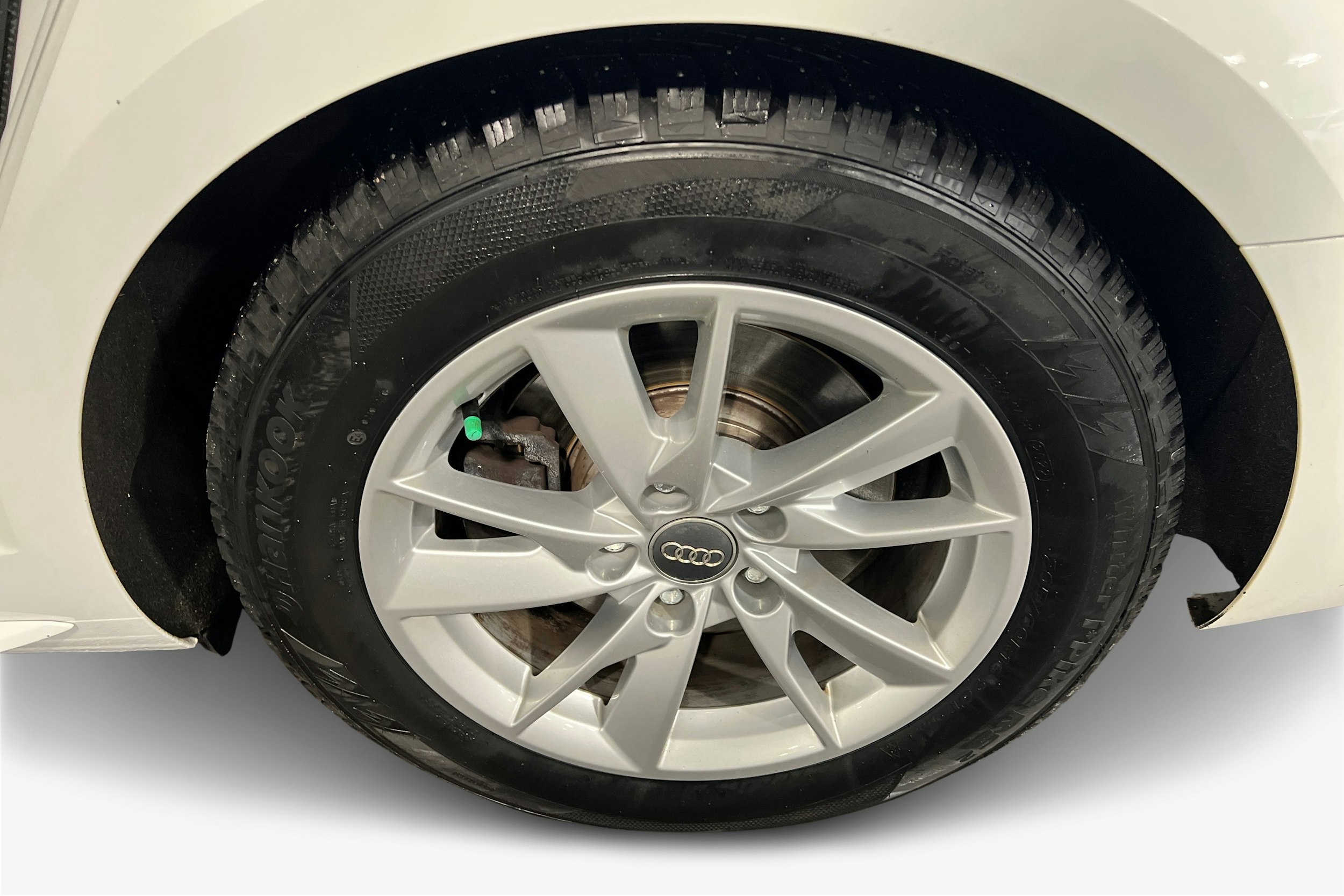 valkoinen Audi A4 2018 kuva 9.