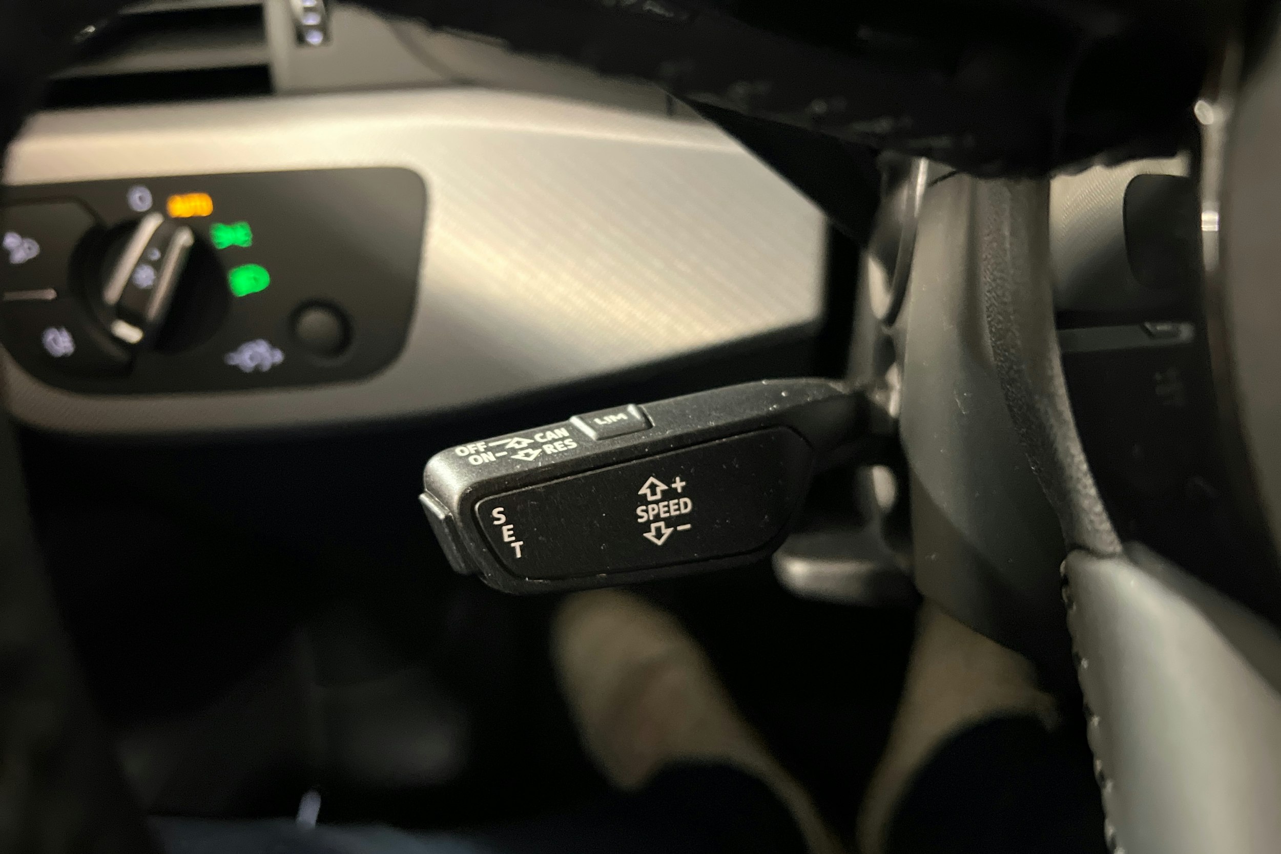 valkoinen Audi A4 2018 kuva 14.