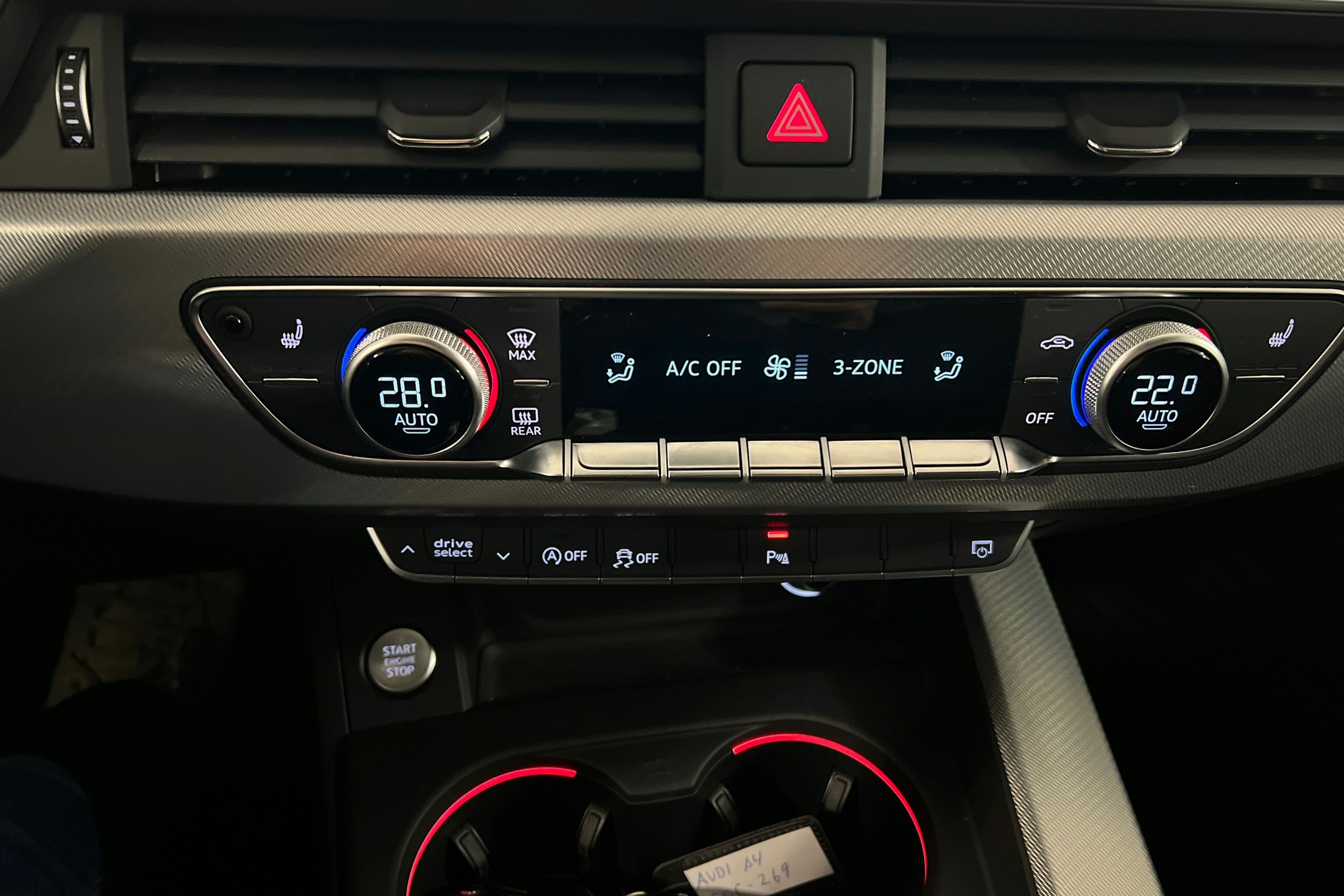 valkoinen Audi A4 2018 kuva 16.