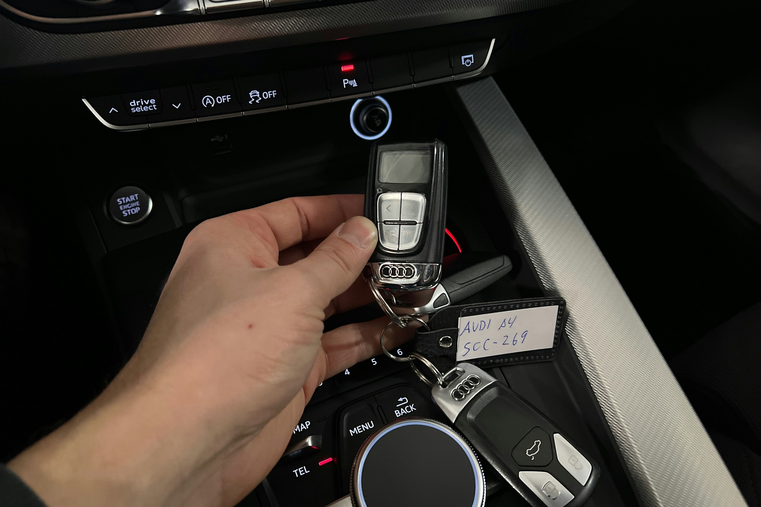 valkoinen Audi A4 2018 kuva 17.