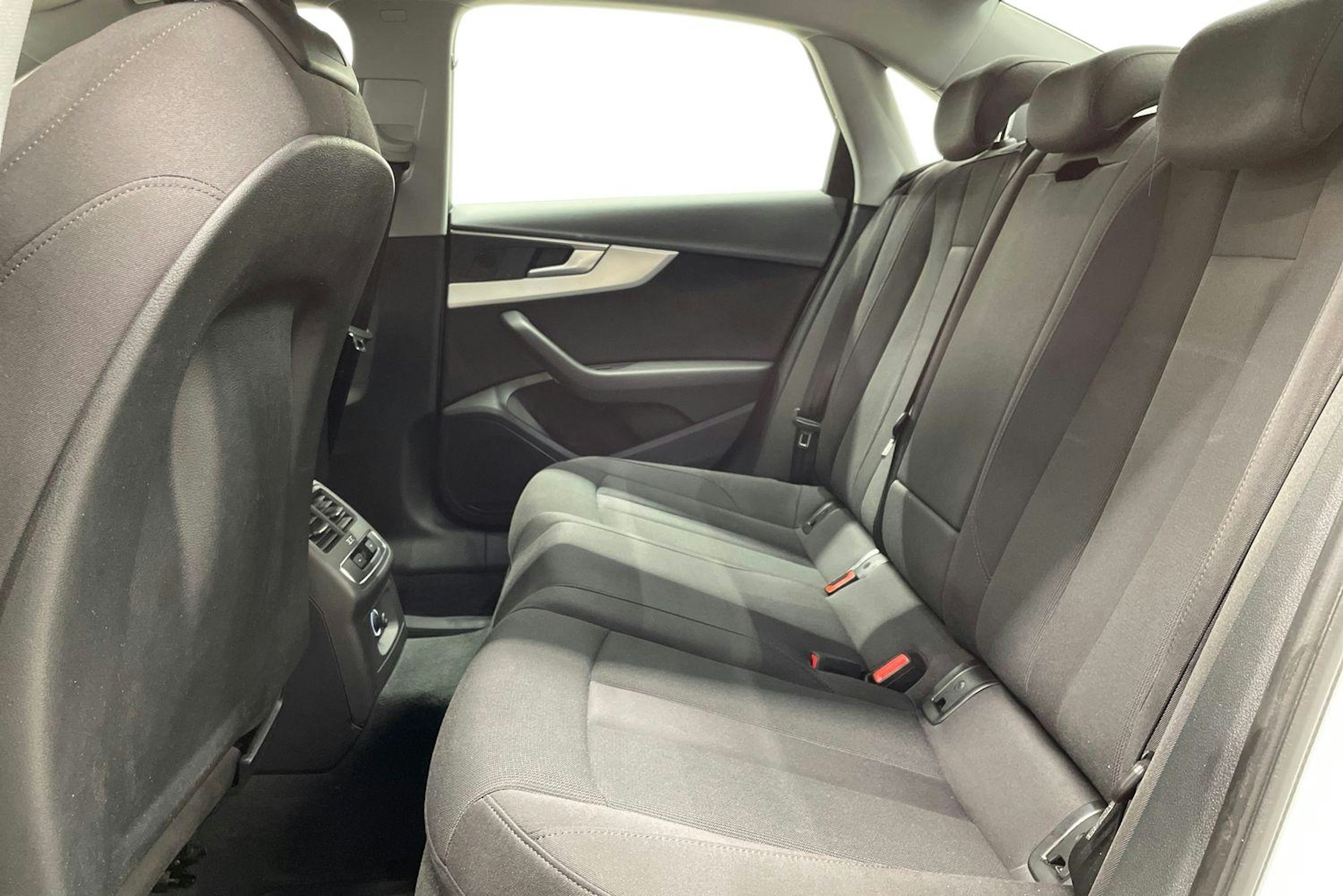 valkoinen Audi A4 2018 kuva 10.