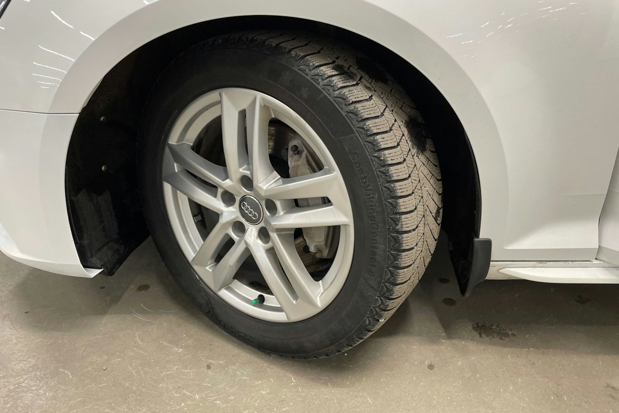 valkoinen Audi A4 2018 kuva 13.