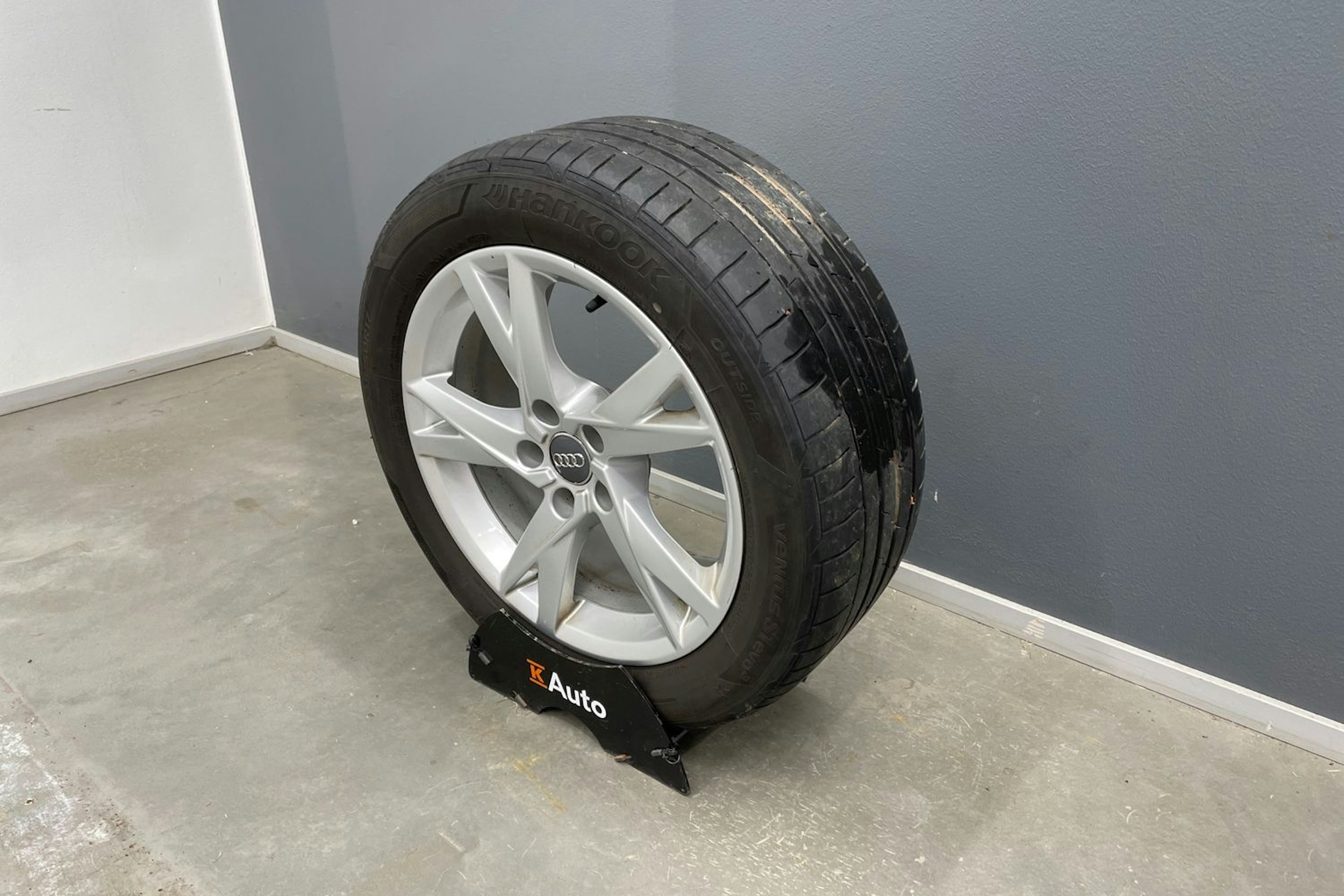 valkoinen Audi A4 2018 kuva 14.