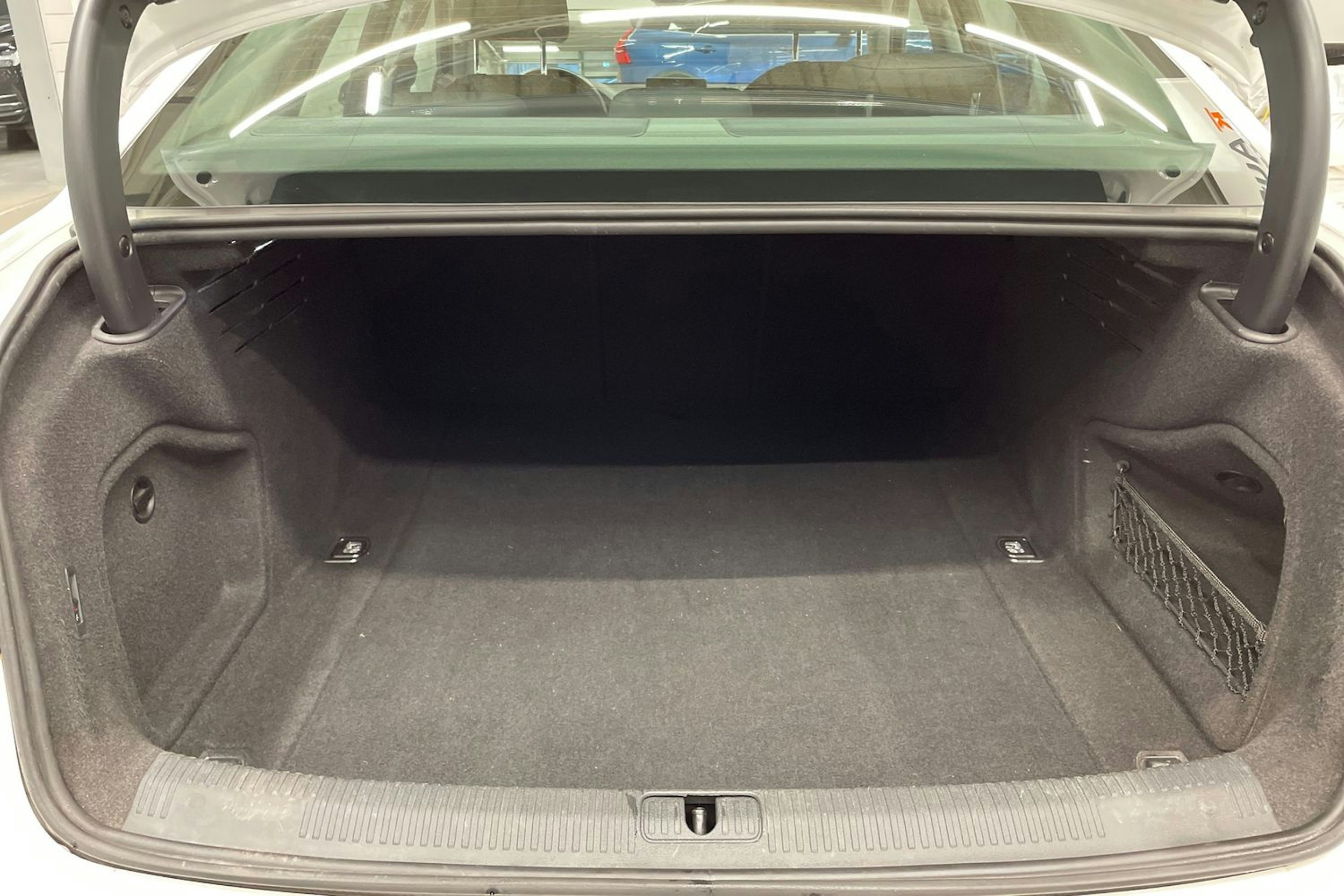 valkoinen Audi A4 2018 kuva 15.