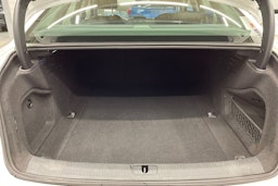 valkoinen Audi A4 2018 kuva 15.