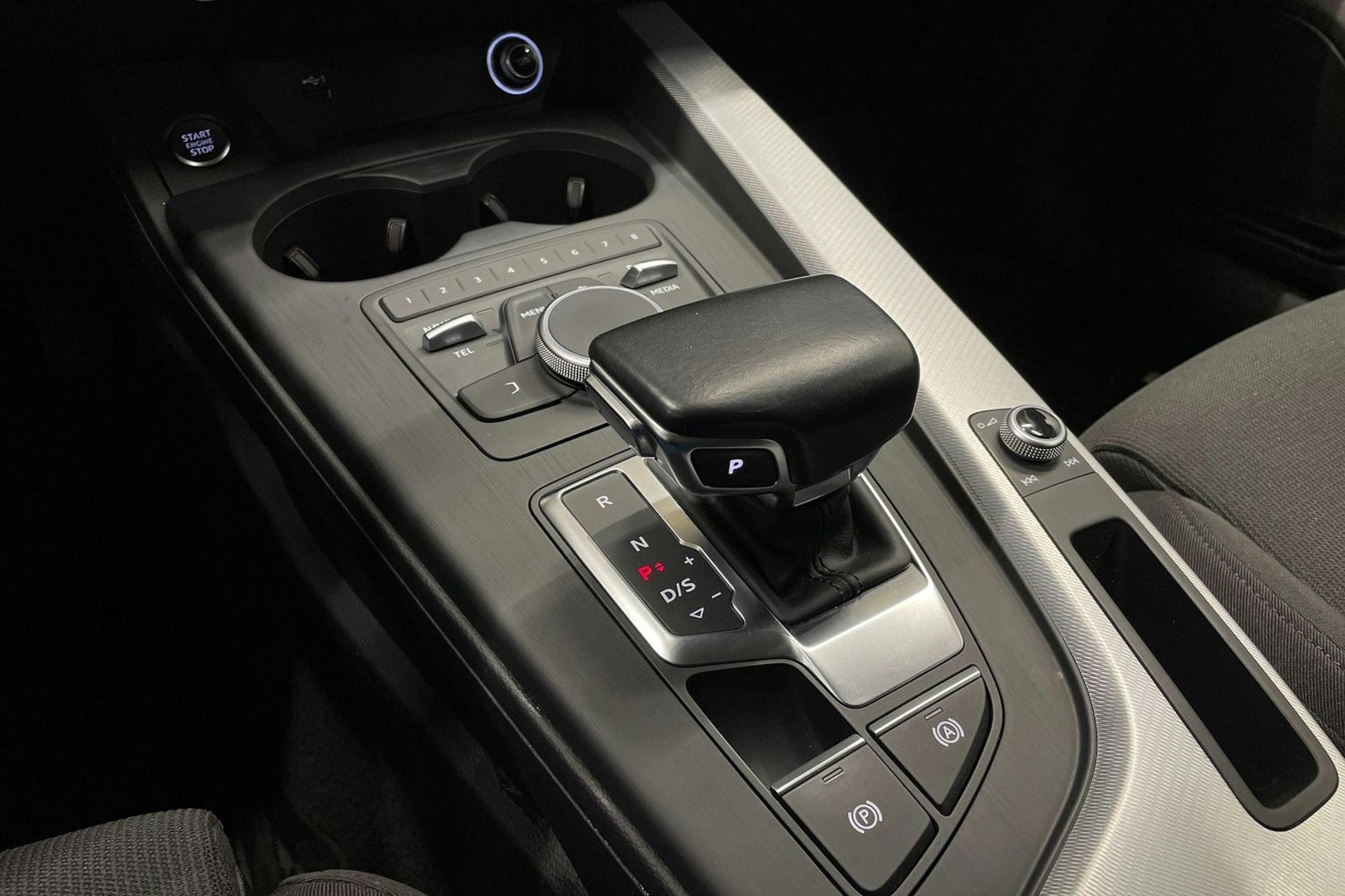 valkoinen Audi A4 2018 kuva 21.