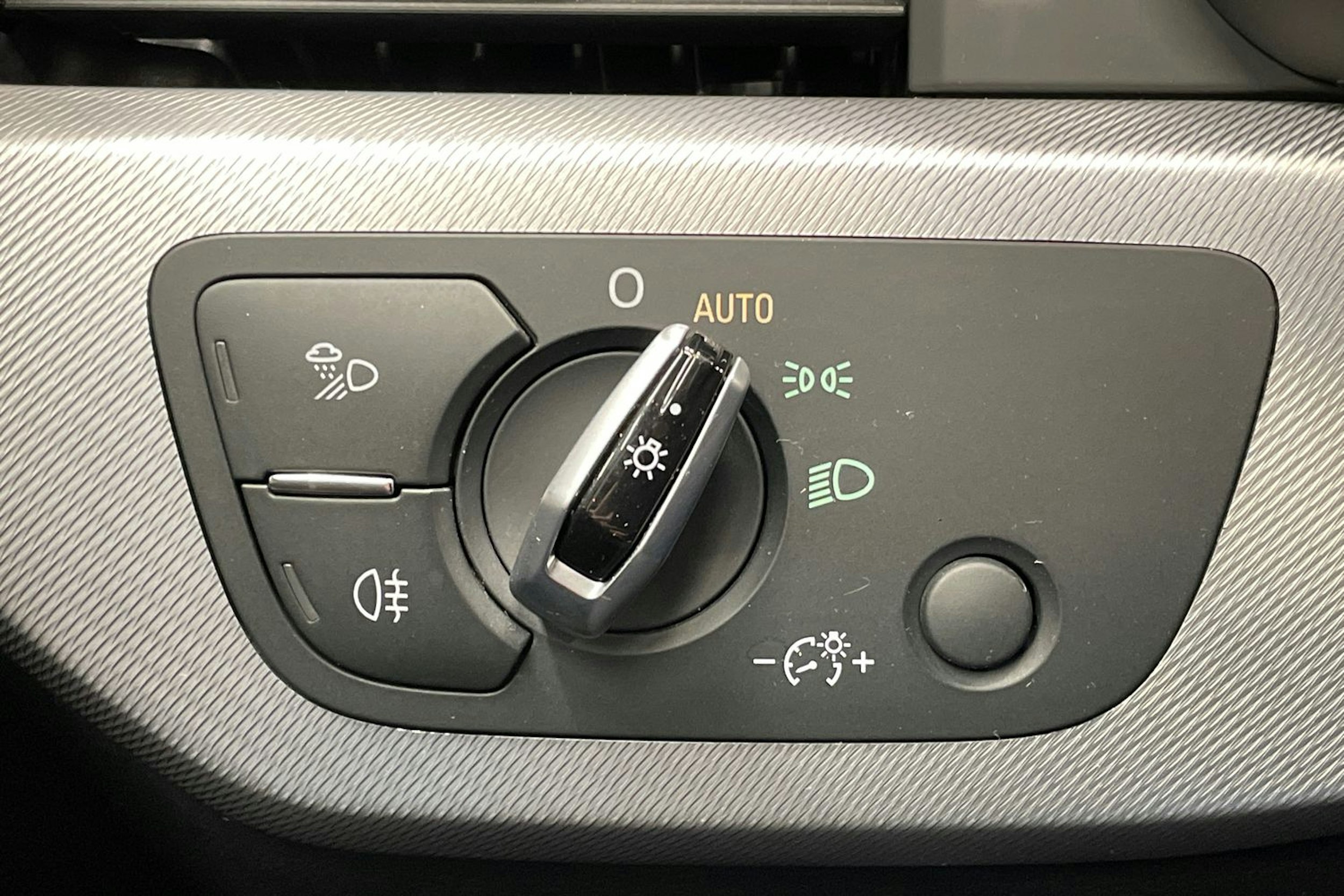 valkoinen Audi A4 2018 kuva 22.