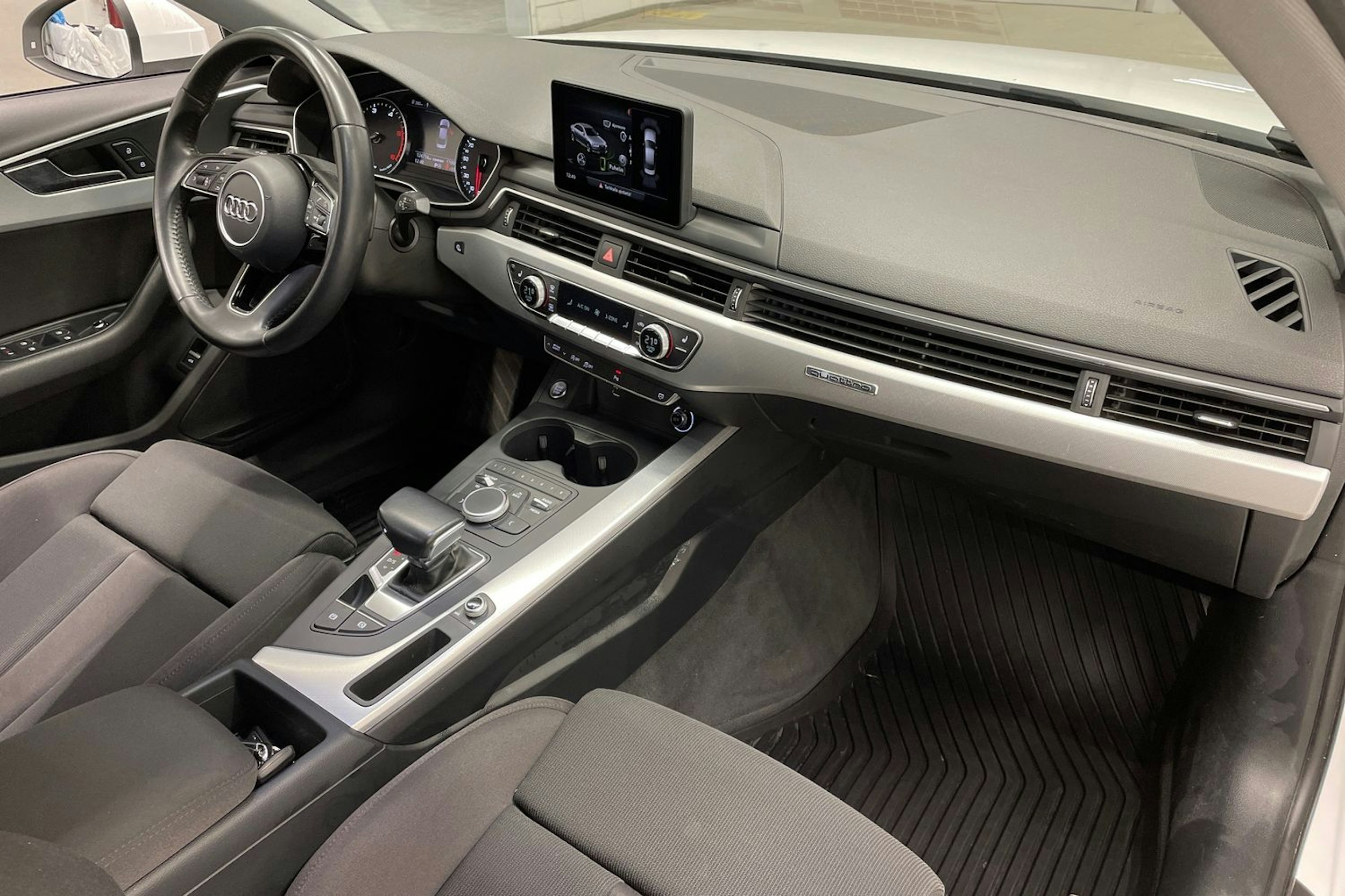 valkoinen Audi A4 2018 kuva 28.