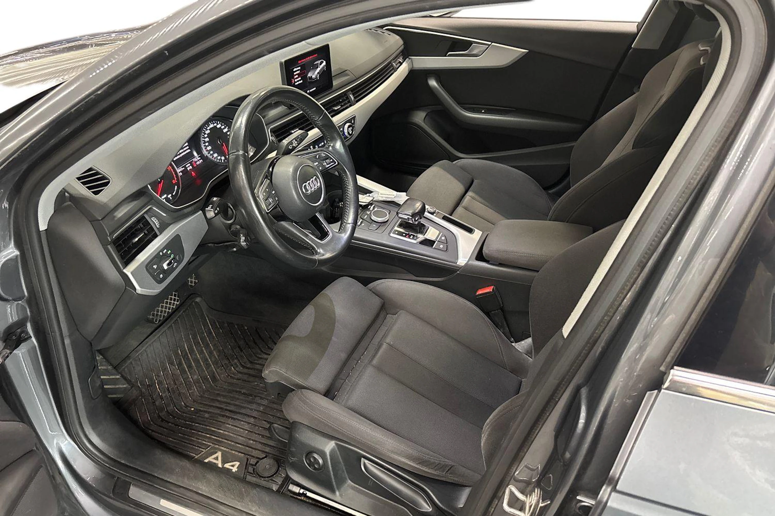 Harmaa Audi A4 2018 kuva 3.