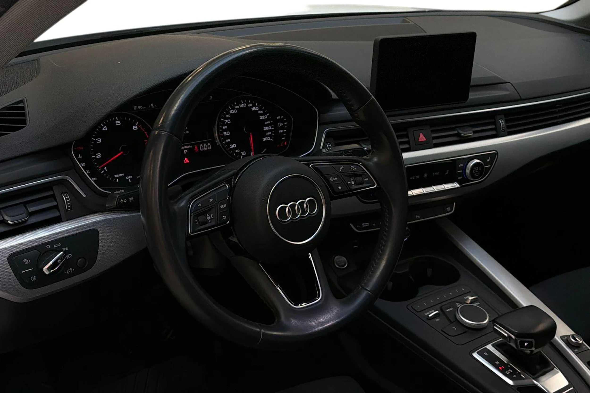 valkoinen Audi A4 2018 kuva 6.