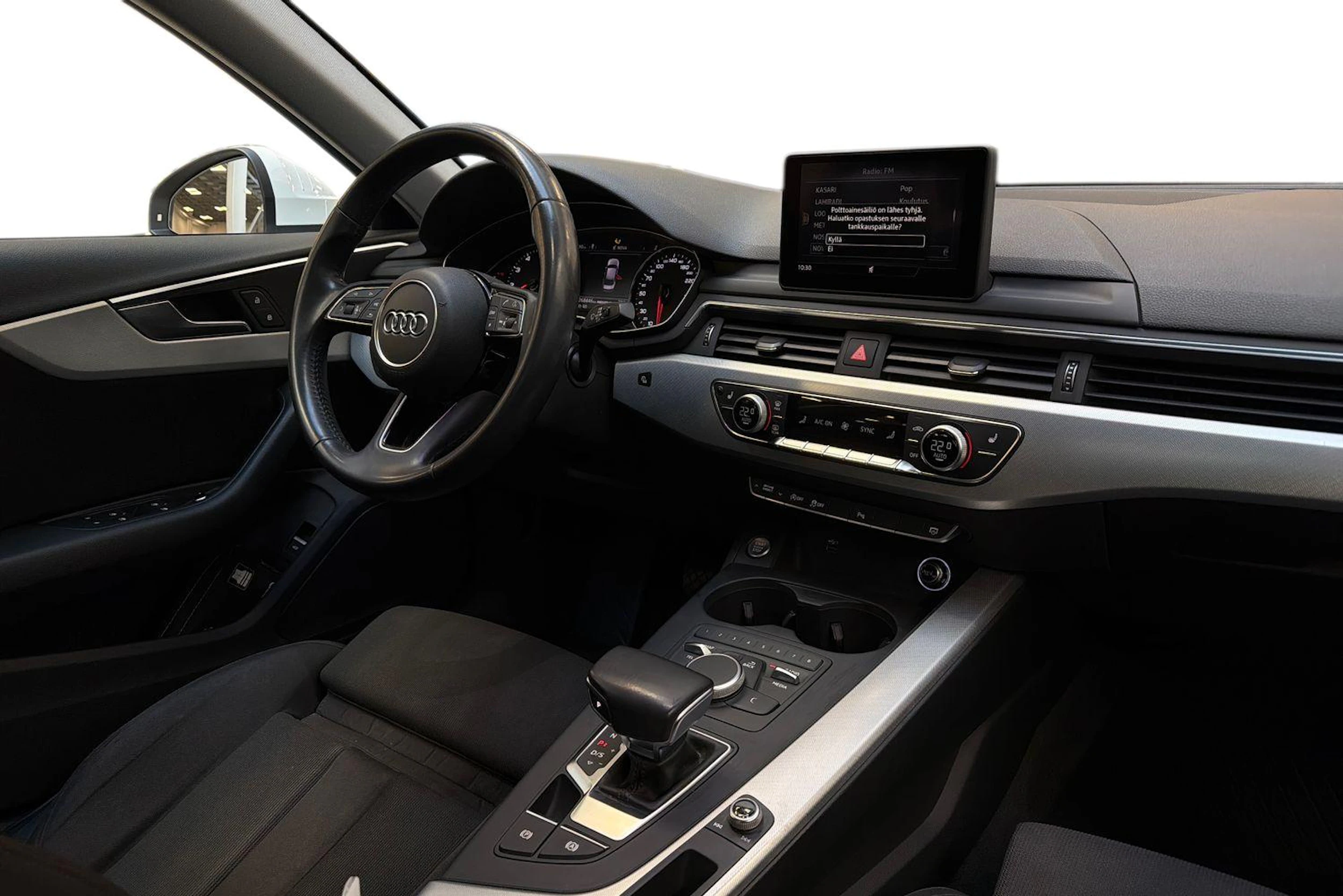 valkoinen Audi A4 2018 kuva 7.