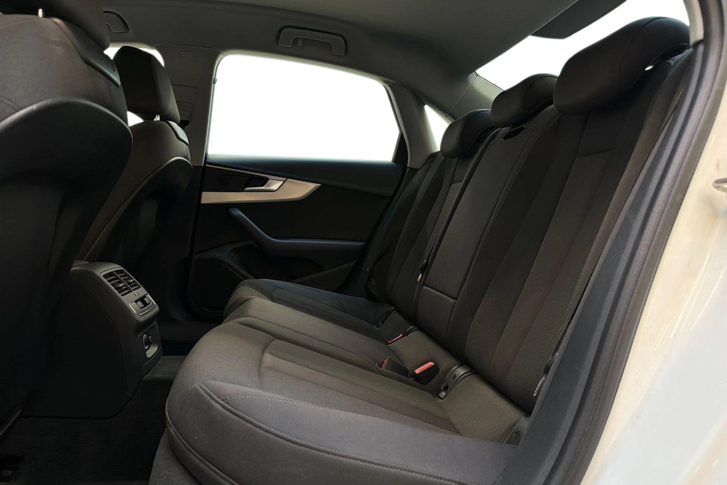 valkoinen Audi A4 2018 kuva 8.