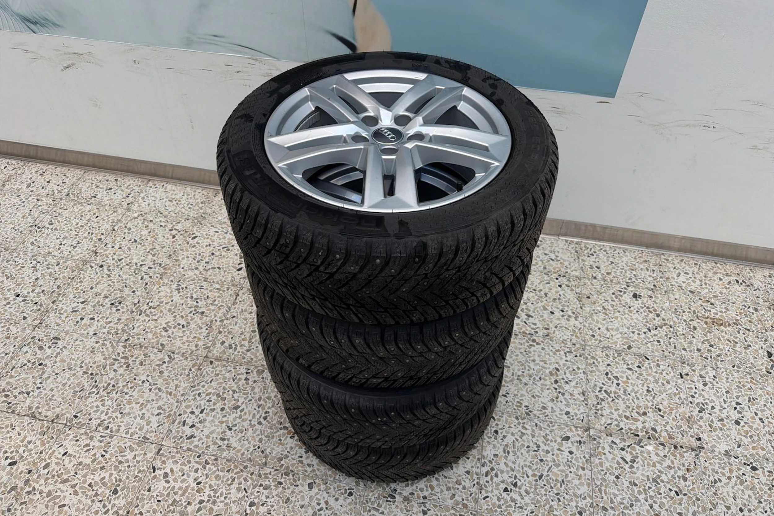 valkoinen Audi A4 2018 kuva 11.