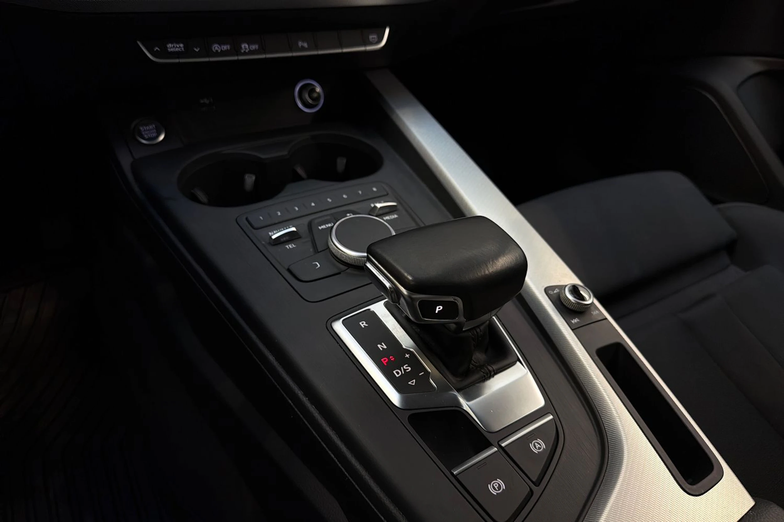 valkoinen Audi A4 2018 kuva 21.