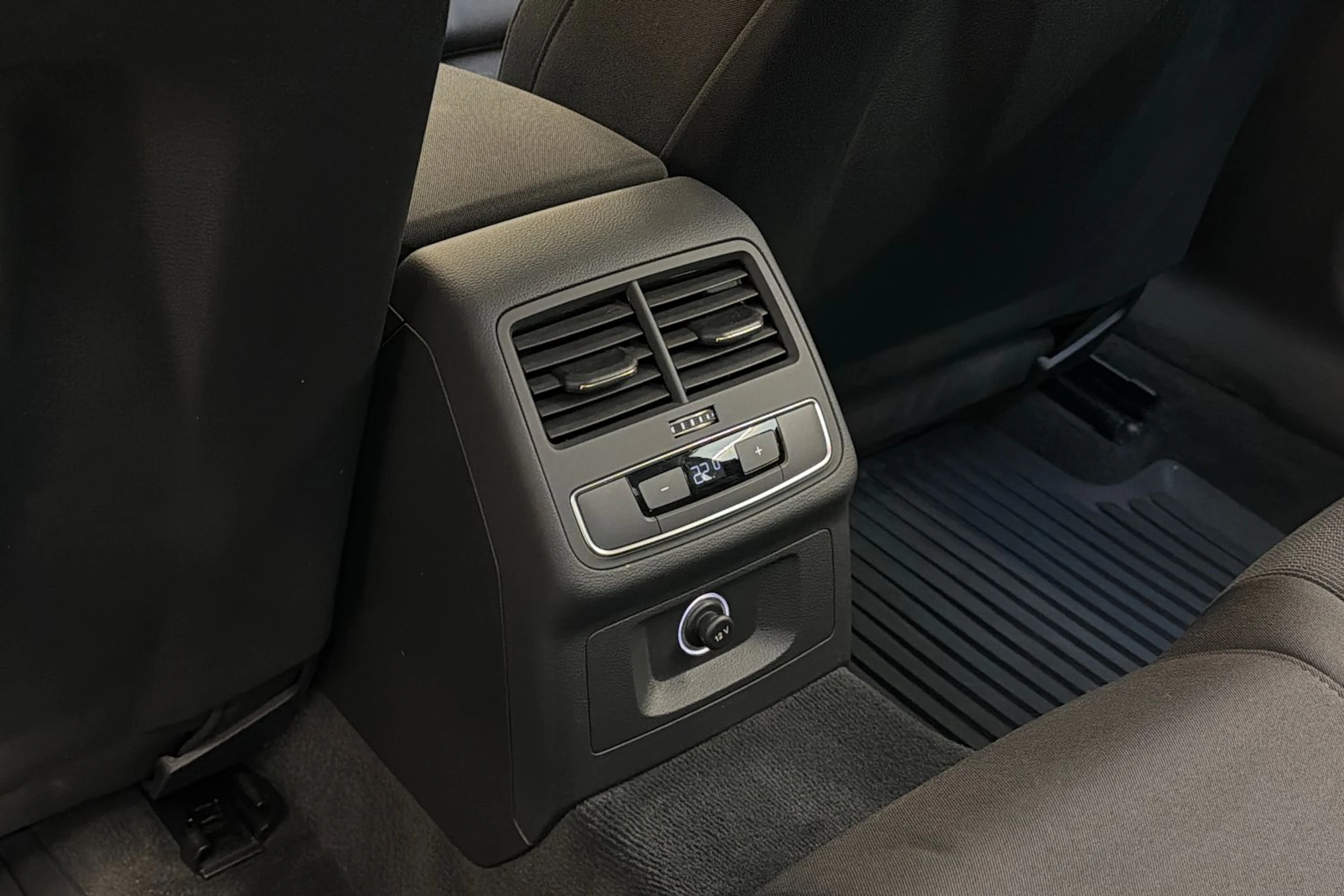 valkoinen Audi A4 2018 kuva 22.
