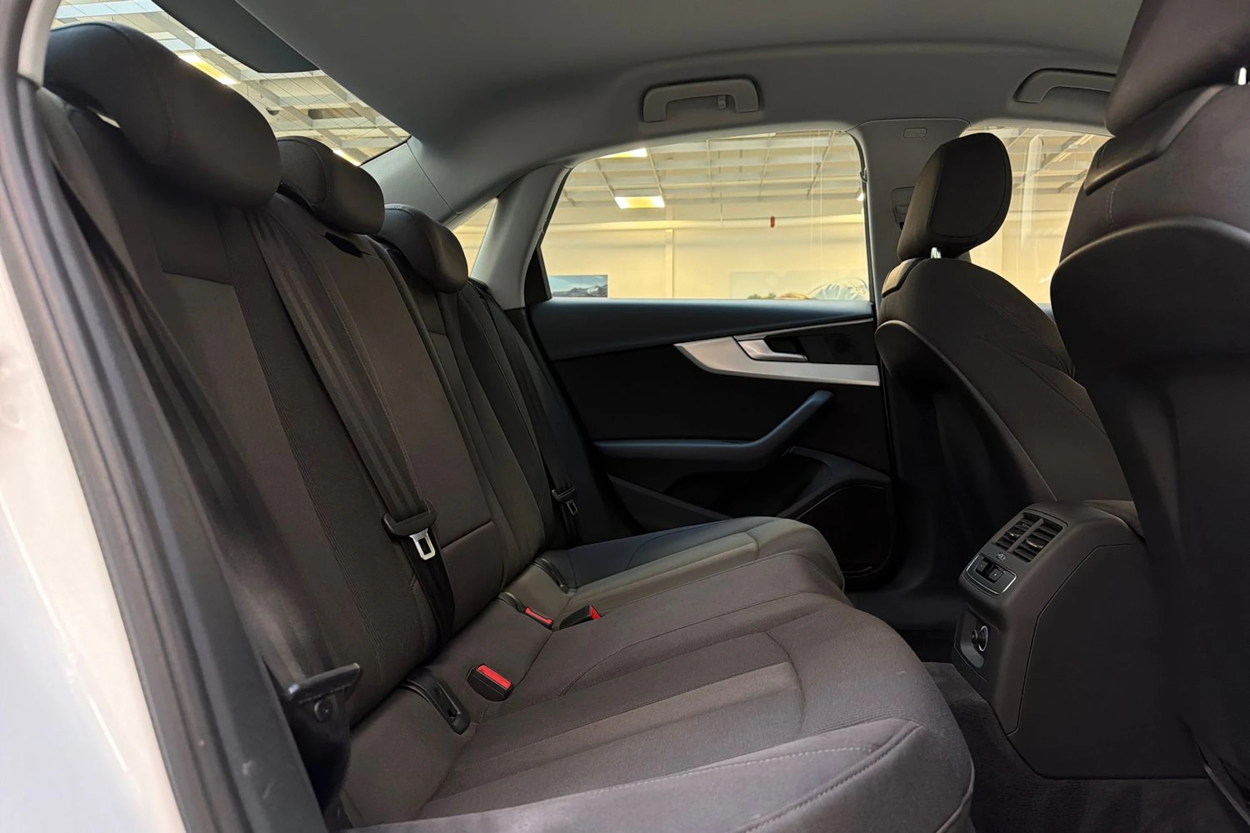 valkoinen Audi A4 2018 kuva 23.