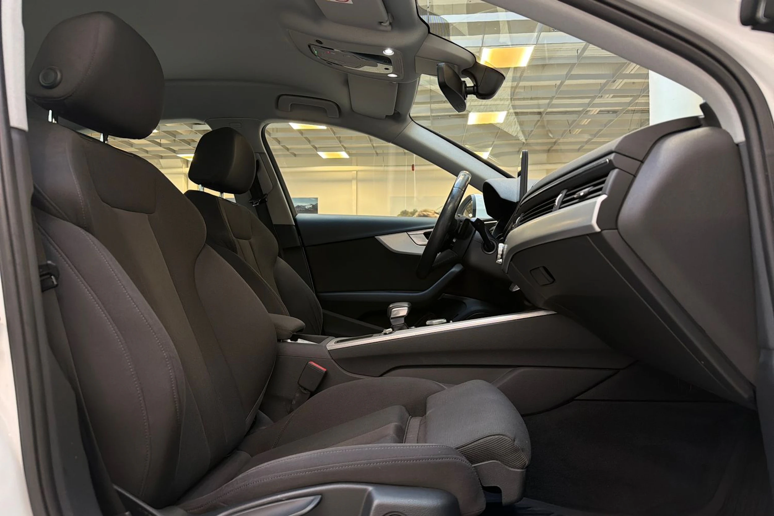 valkoinen Audi A4 2018 kuva 24.