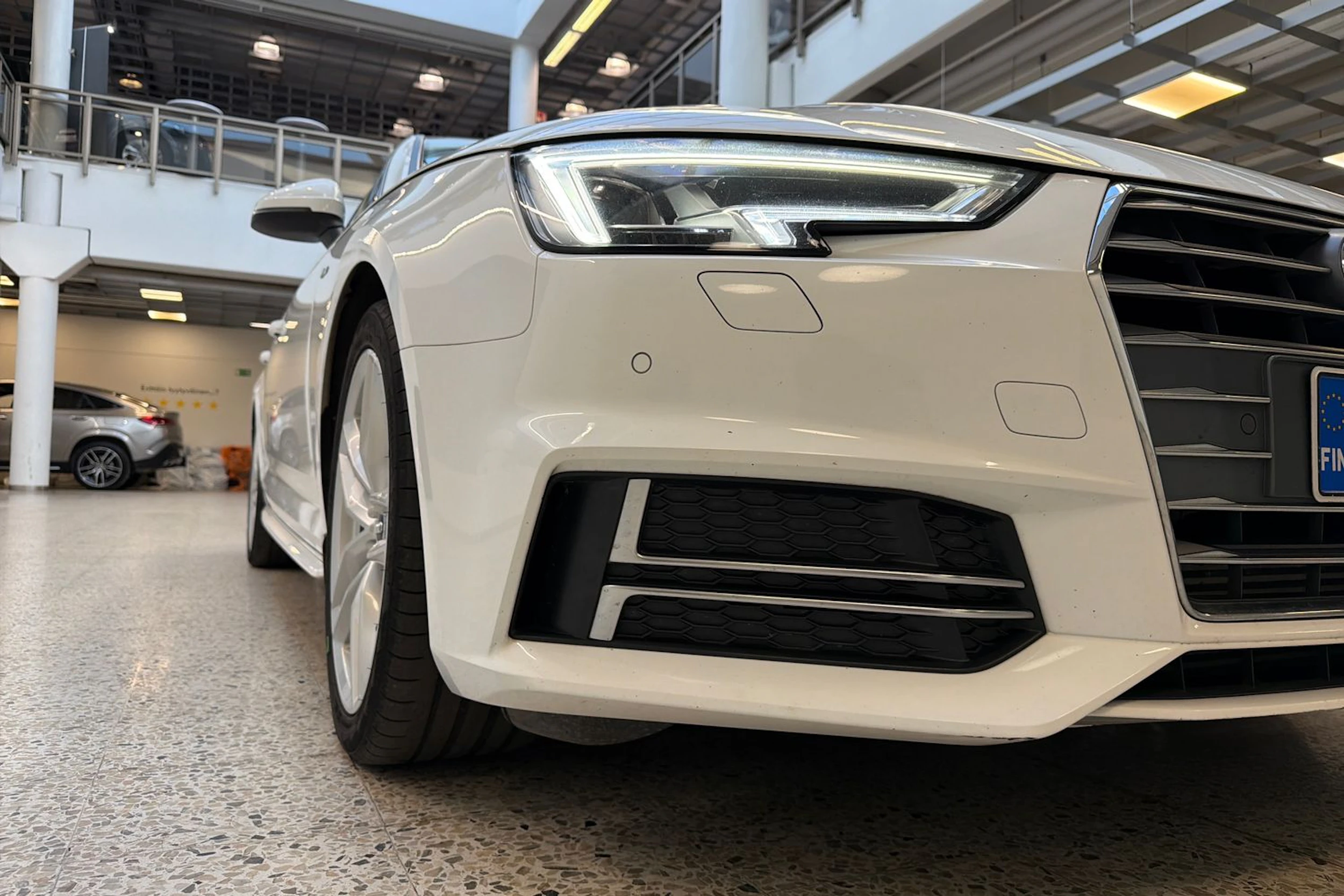 valkoinen Audi A4 2018 kuva 25.