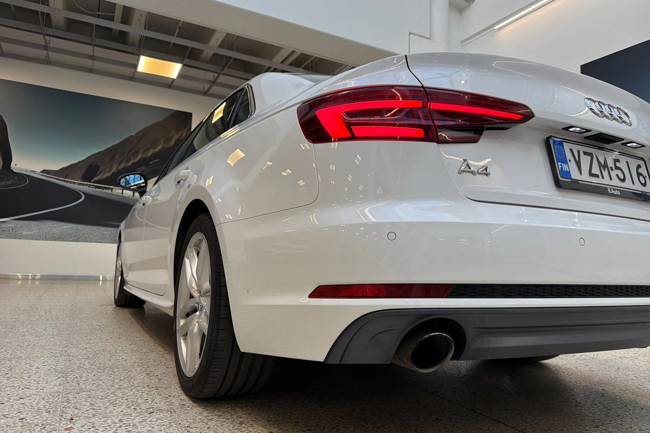 valkoinen Audi A4 2018 kuva 30.