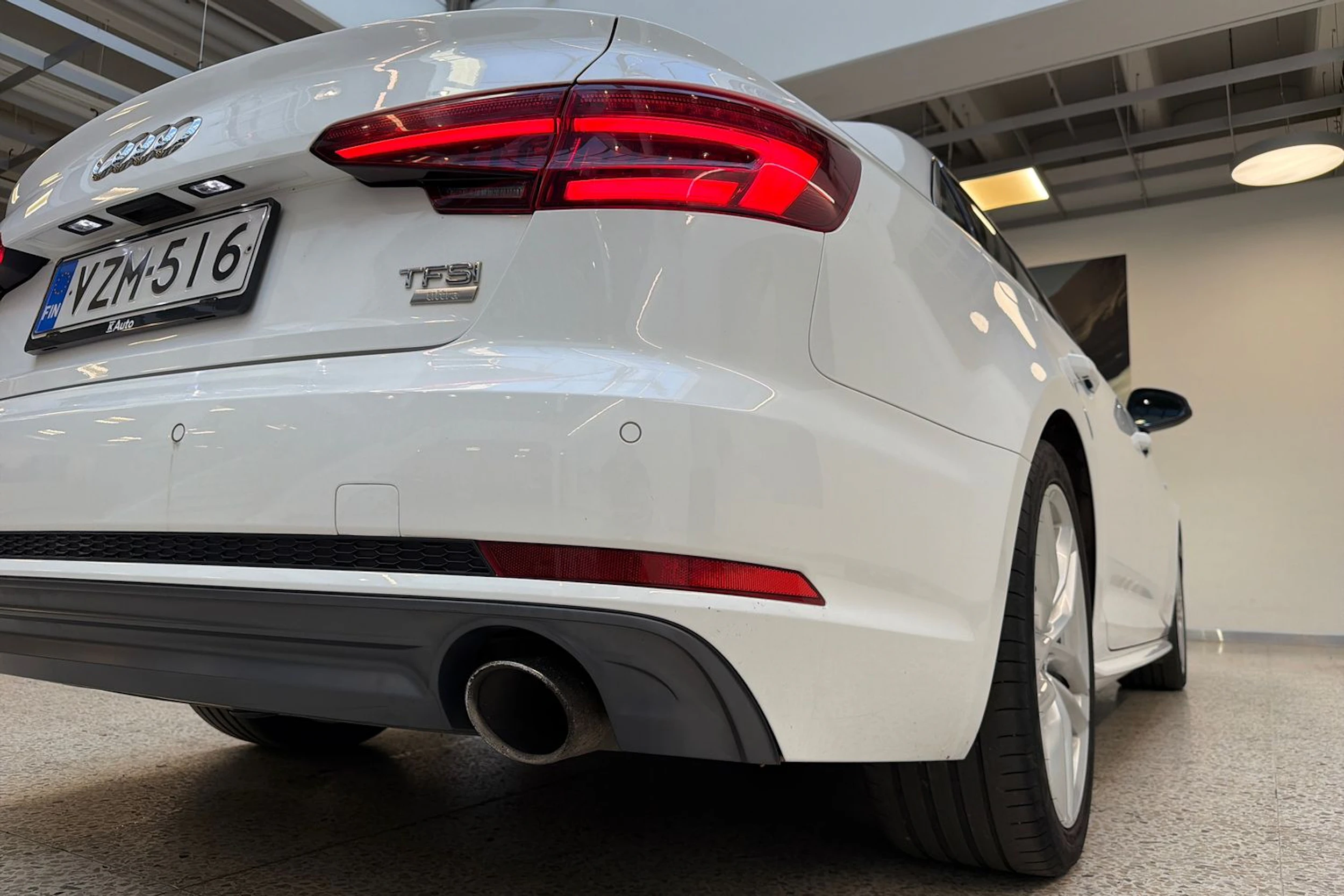 valkoinen Audi A4 2018 kuva 31.